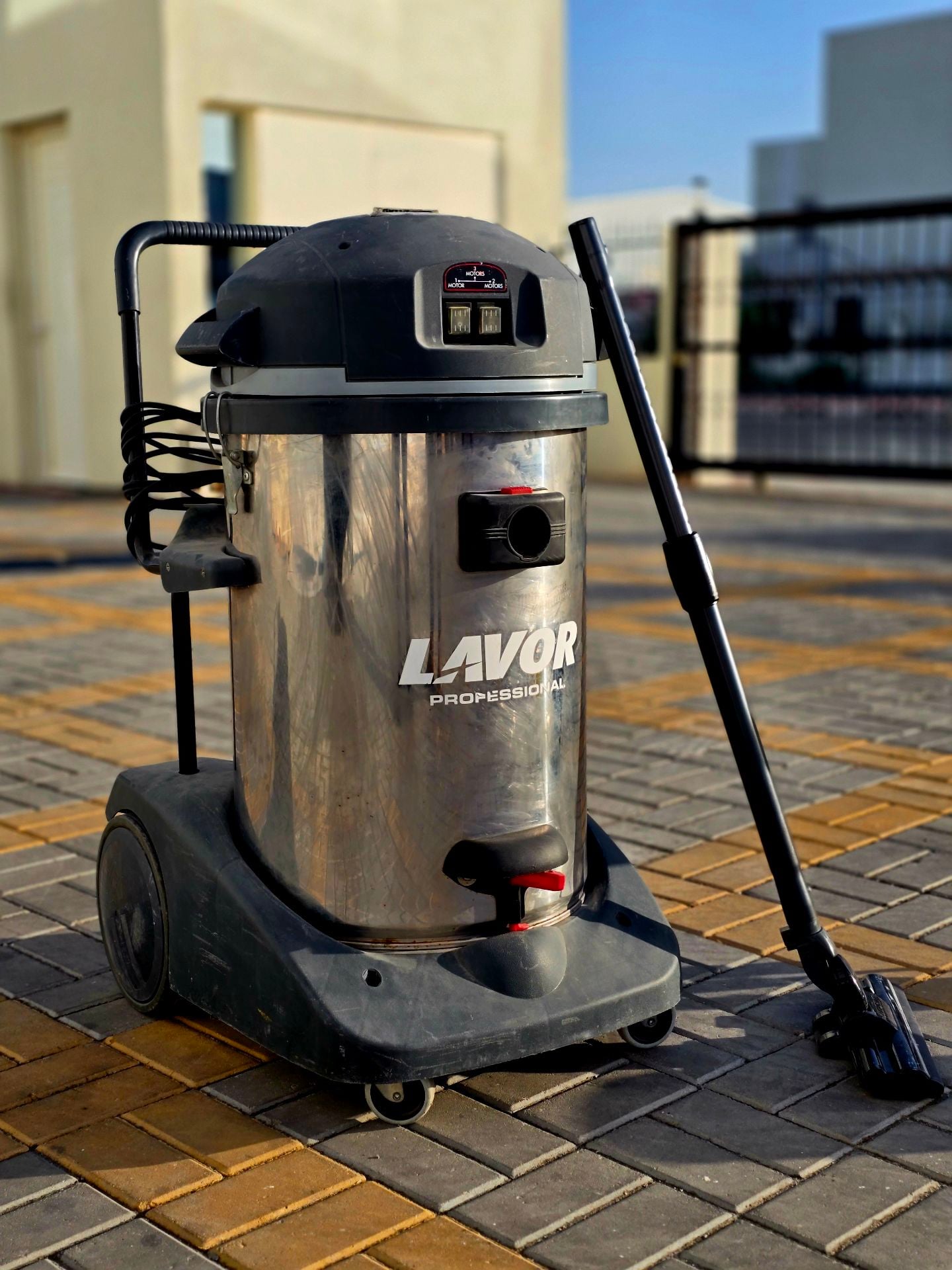 Wet and dry Vacuum Cleaner - Image 1