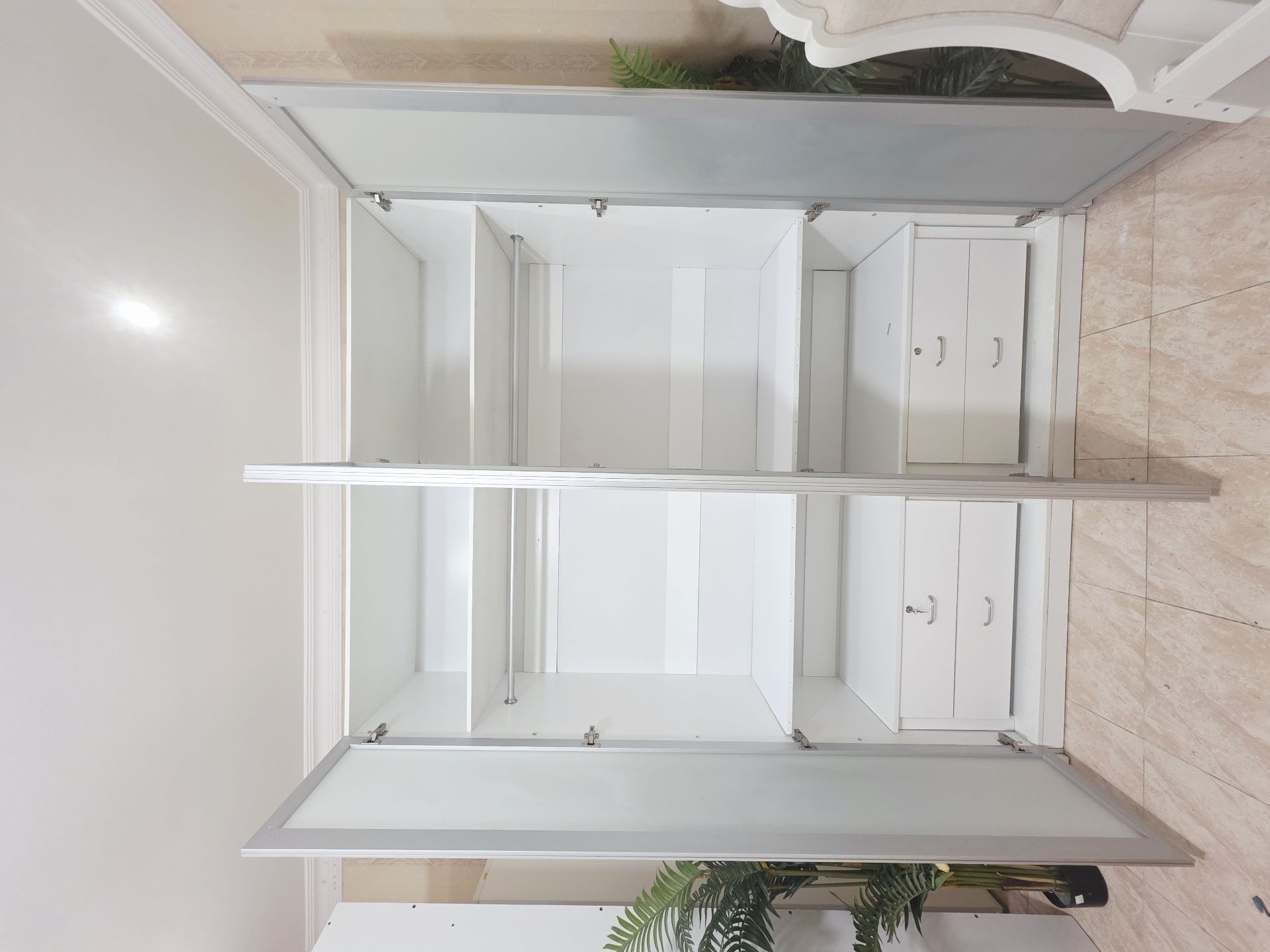  4 Door cabinet  - Image 5
