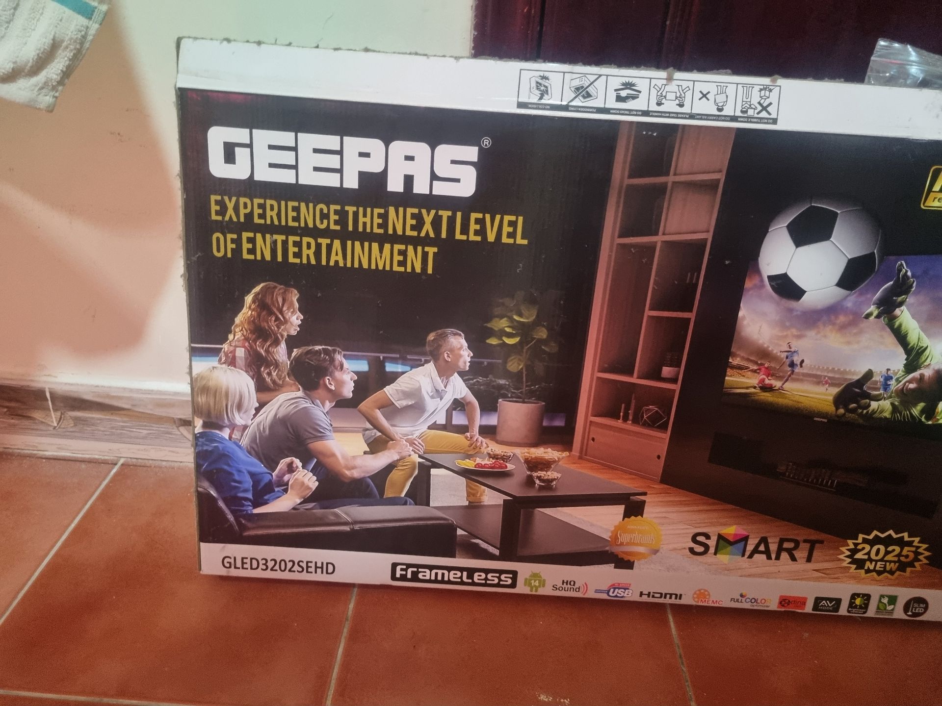 Smart TV with netflix,Amazon, YouTube available for sale - Image 3