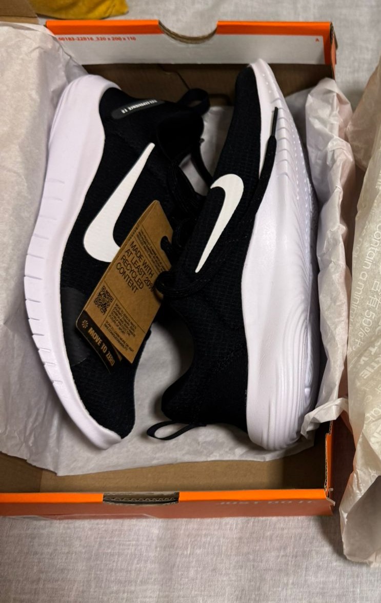 BRAND NEW - Nike Ladies Sports Sneaker - Image 3