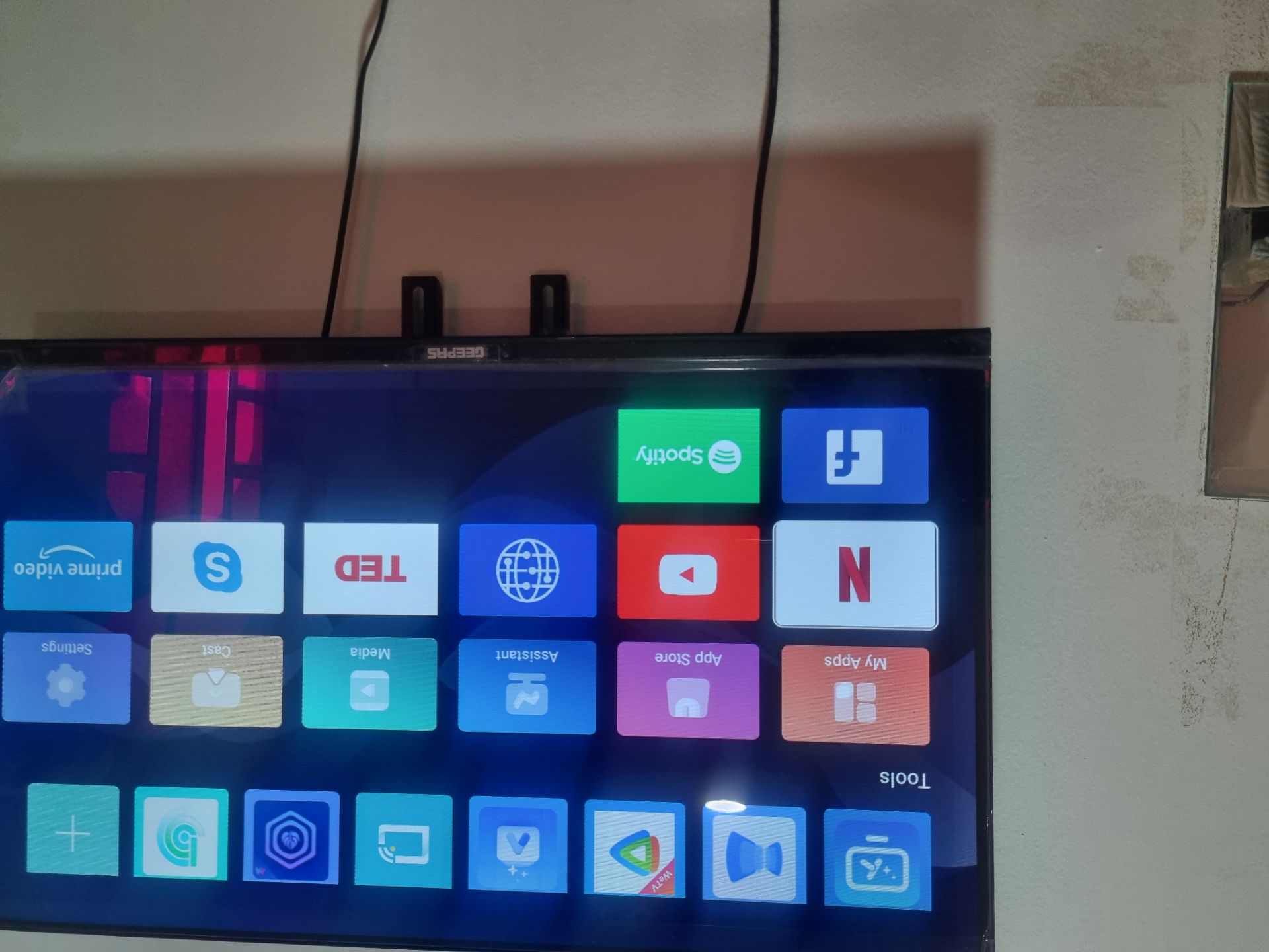 Smart TV with netflix,Amazon, YouTube available for sale - Image 5