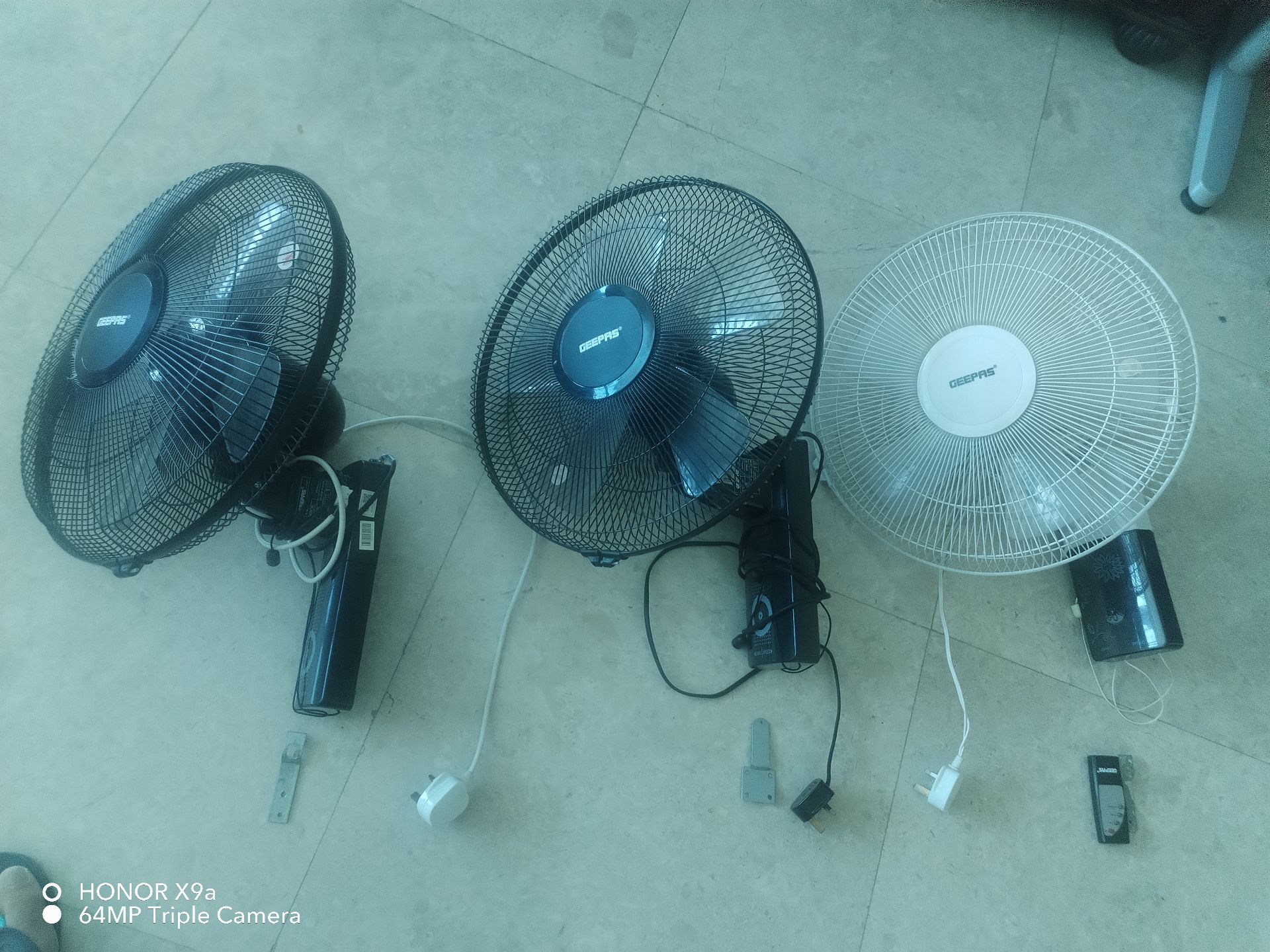 3 wall fan fully operational and 5 steps ladder - Image 1