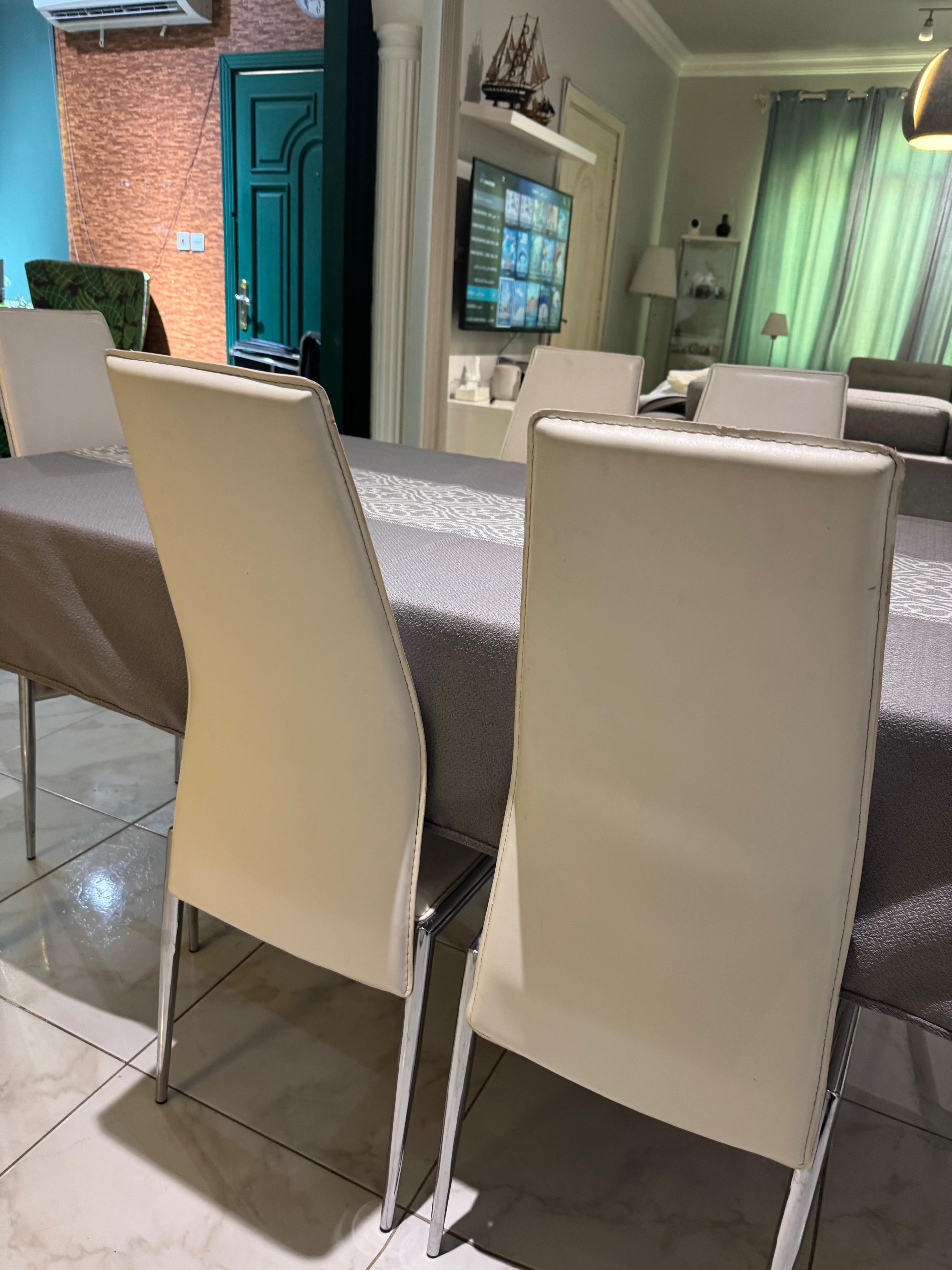 Dining table  - Image 2