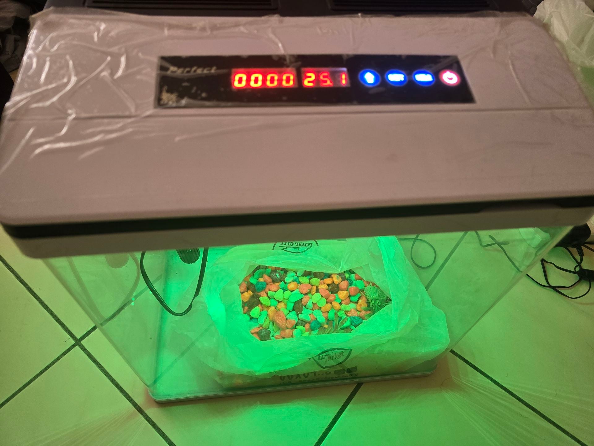 Aquarium/fish tank with LED lights/pump - Image 1