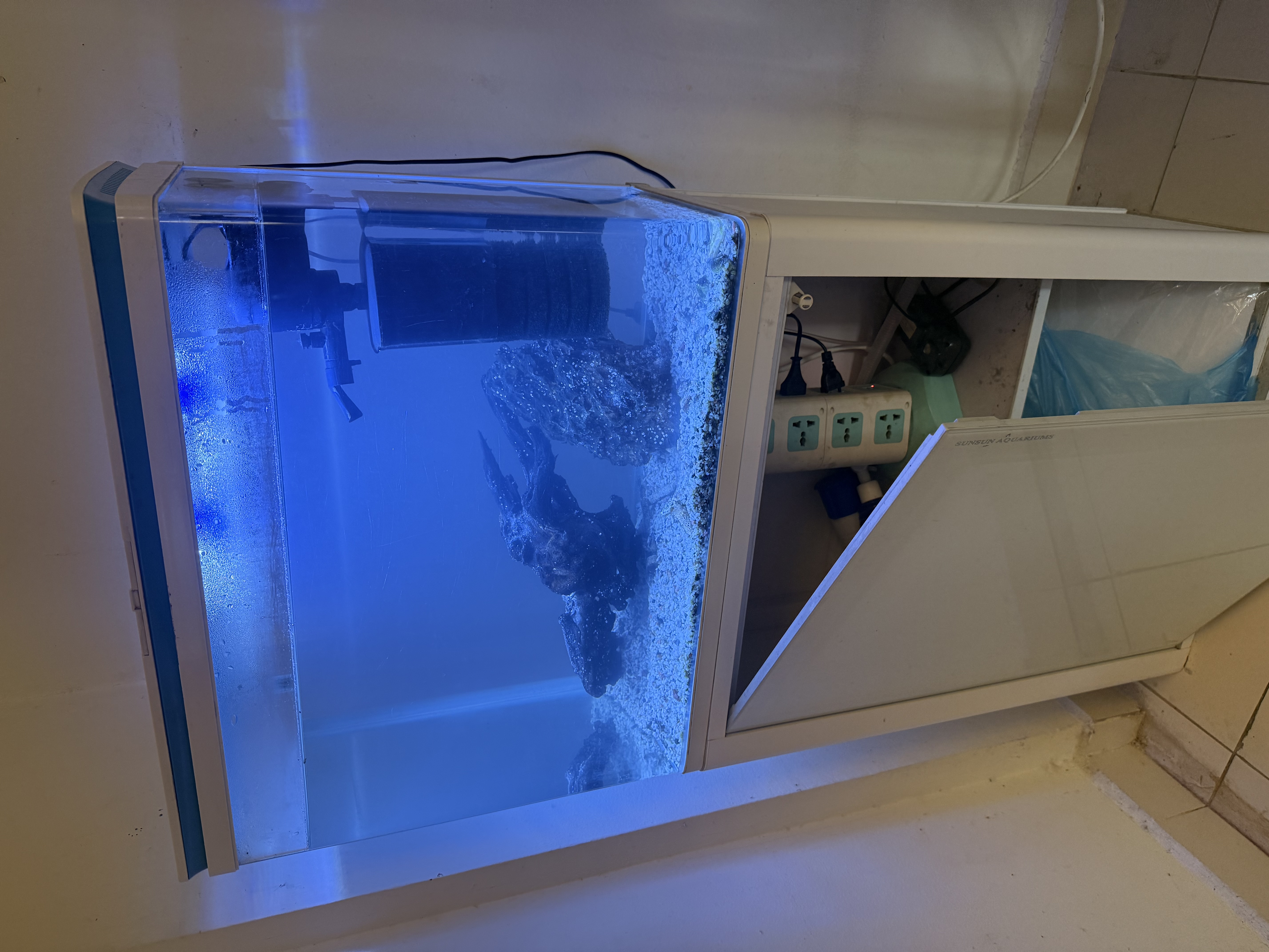 Aquarium with filter - Image 2