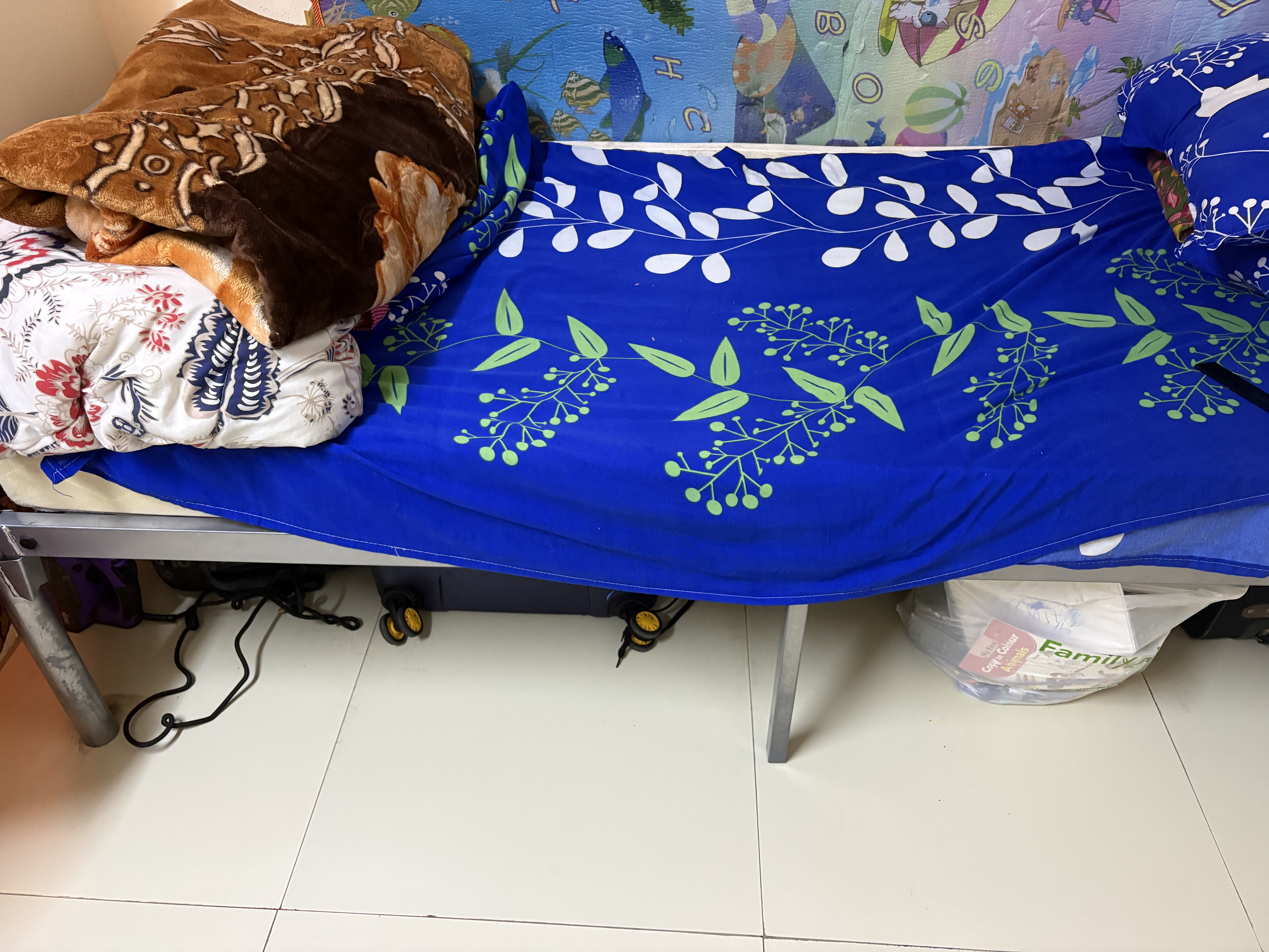 Bed with mattress and wardrobe - Image 3