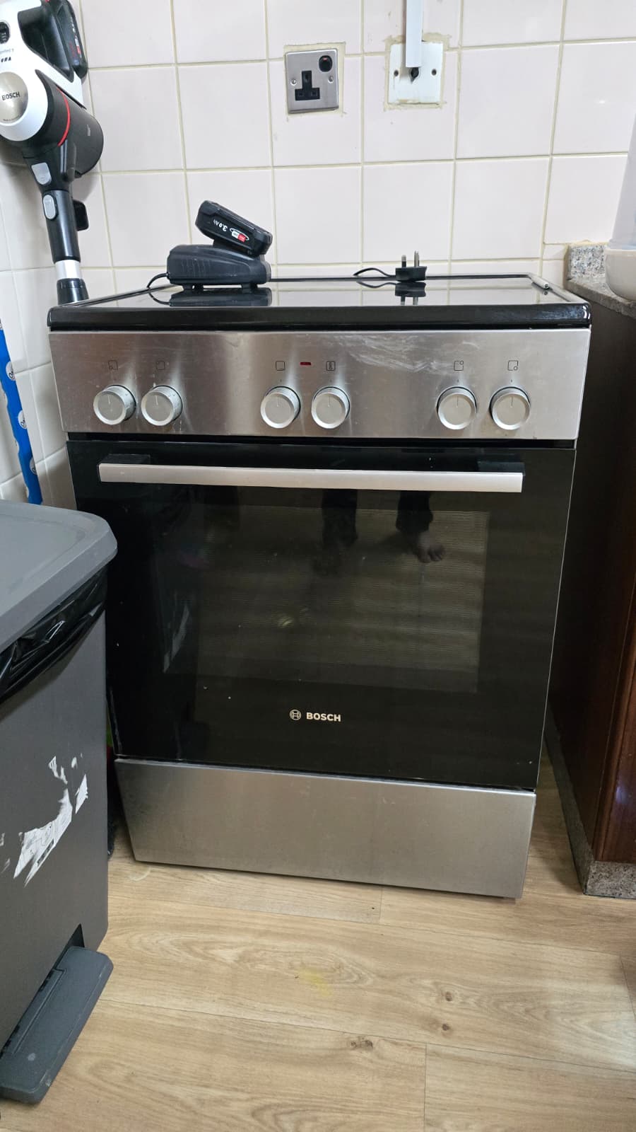 Moving Sale -Electric Cooking Range ( Bosch) - Very Good Condition - Image 4