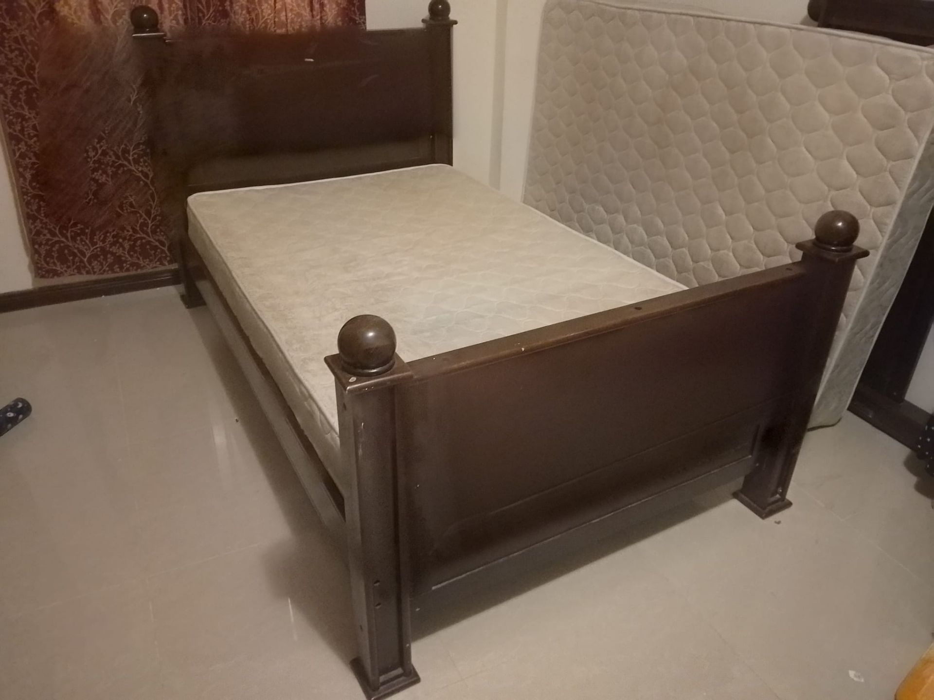 سرير خشبي مزدوج ومرتبة نوابض - Image 4