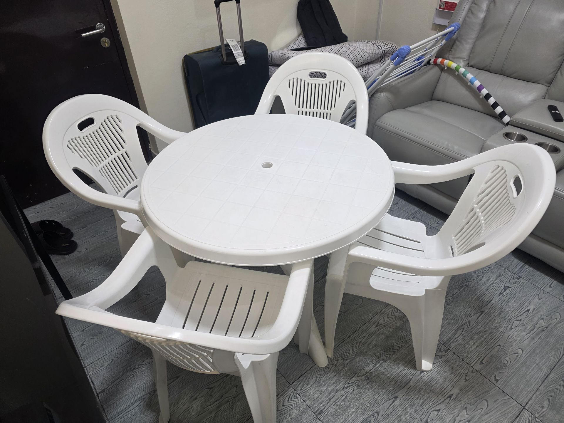 طاولة وكراسي بلاستيك أبيض - Image 6