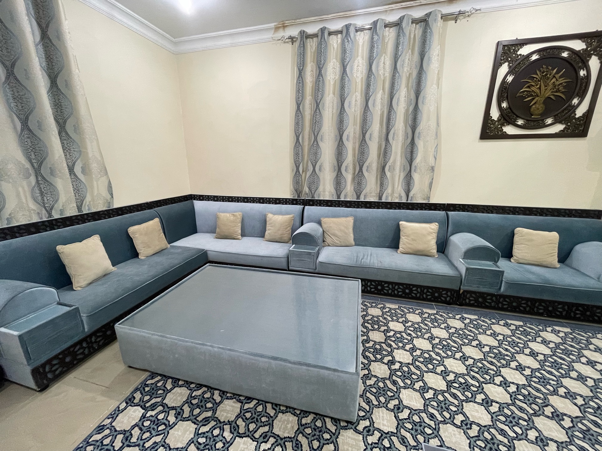 18 seater Majlis sofa with table - Image 4