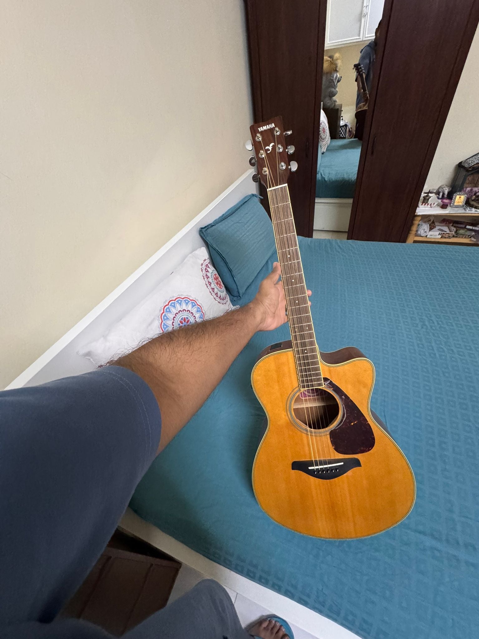 Yamaha FX720SC Electro-Acoustic Guitar - Image 2
