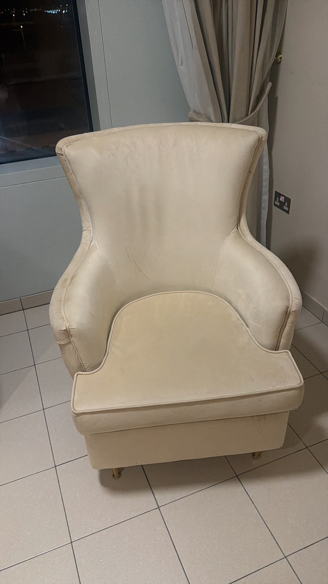 Modern and stylish chairs set - Image 1