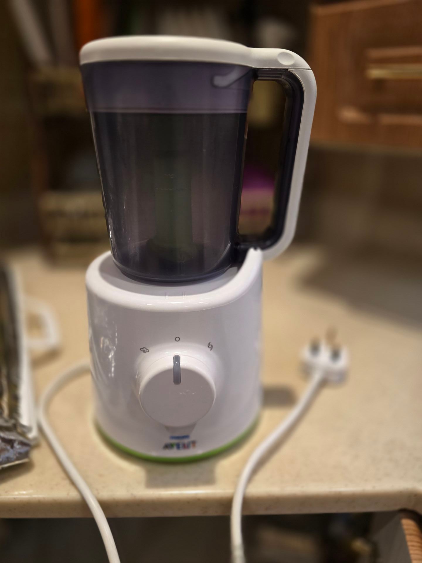 Baby steaming and mixing food - Image 1