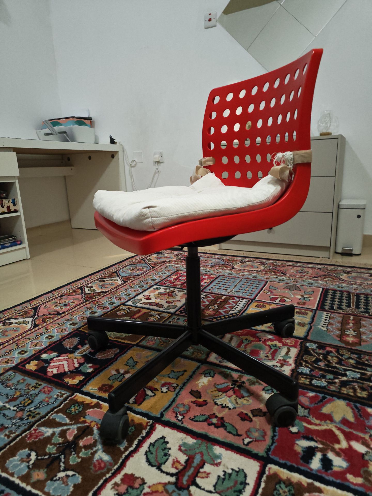 IKEA SKÅLBERG / SPORREN Swivel Desk Chair – Vibrant Red - Image 4