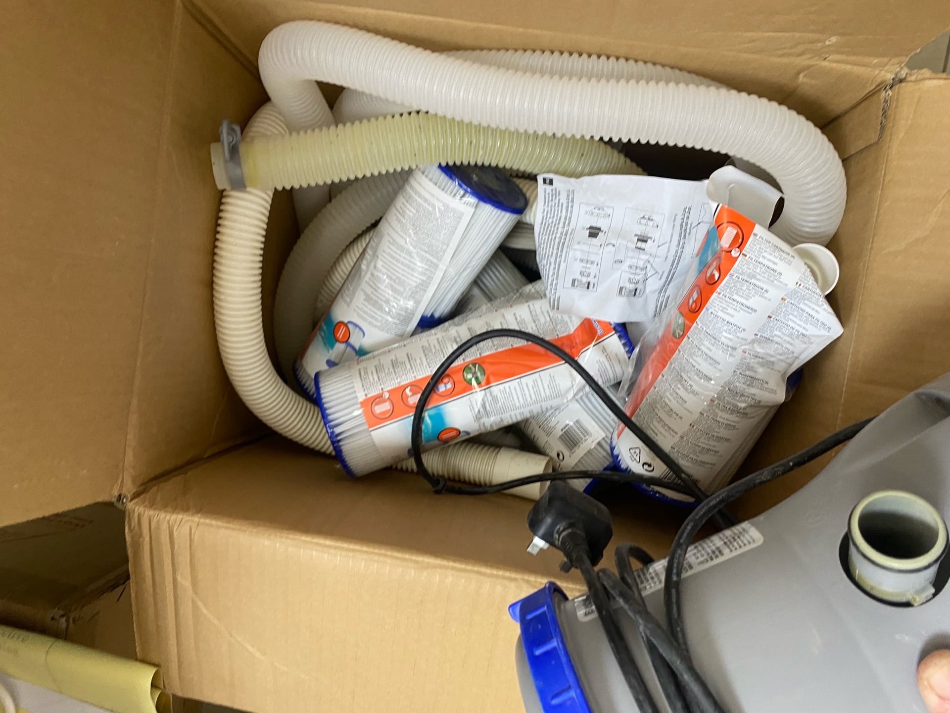 Portable pool filter pump, power inverter and accessories  - Image 3