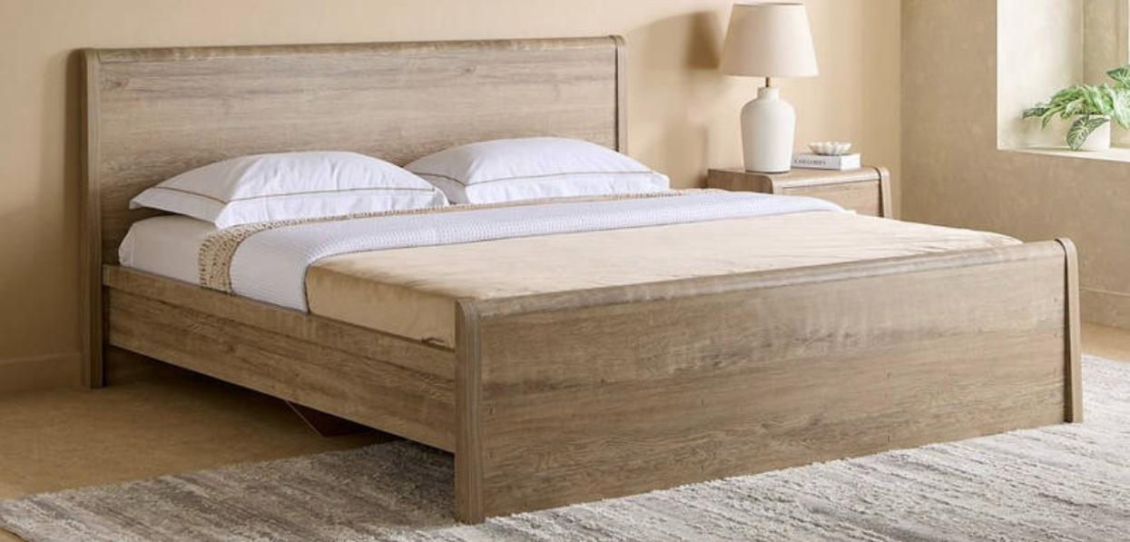 King-size bedroom - Image 1