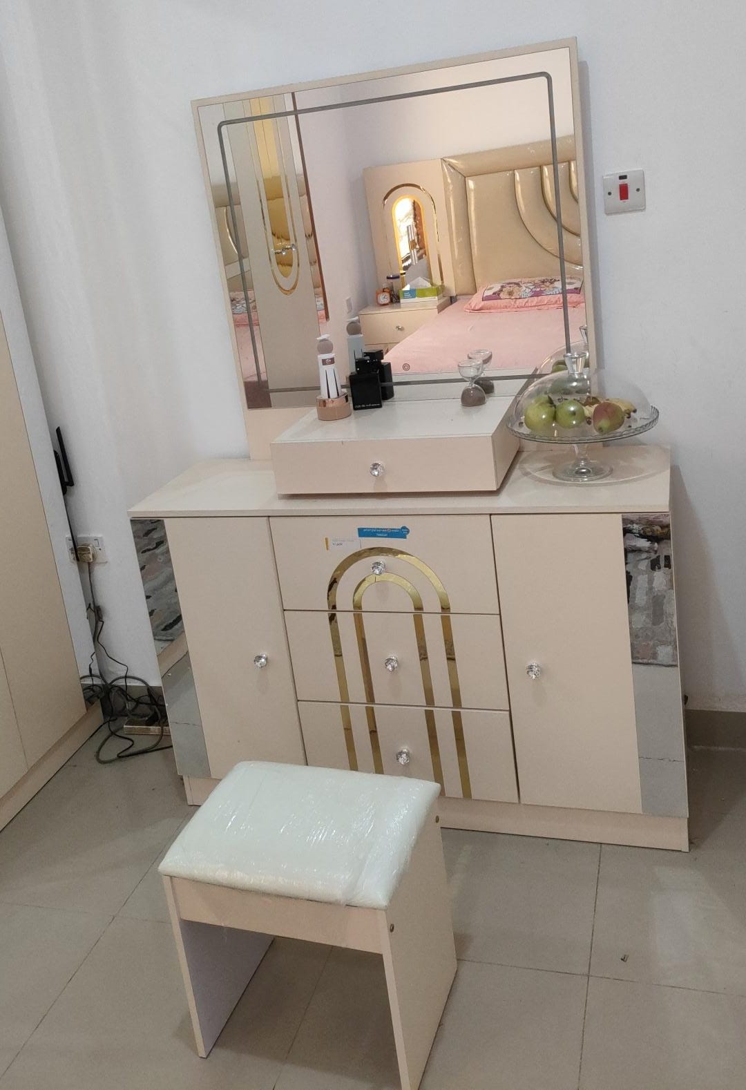 Bedroom set with six door cupboard in good condition - Image 4