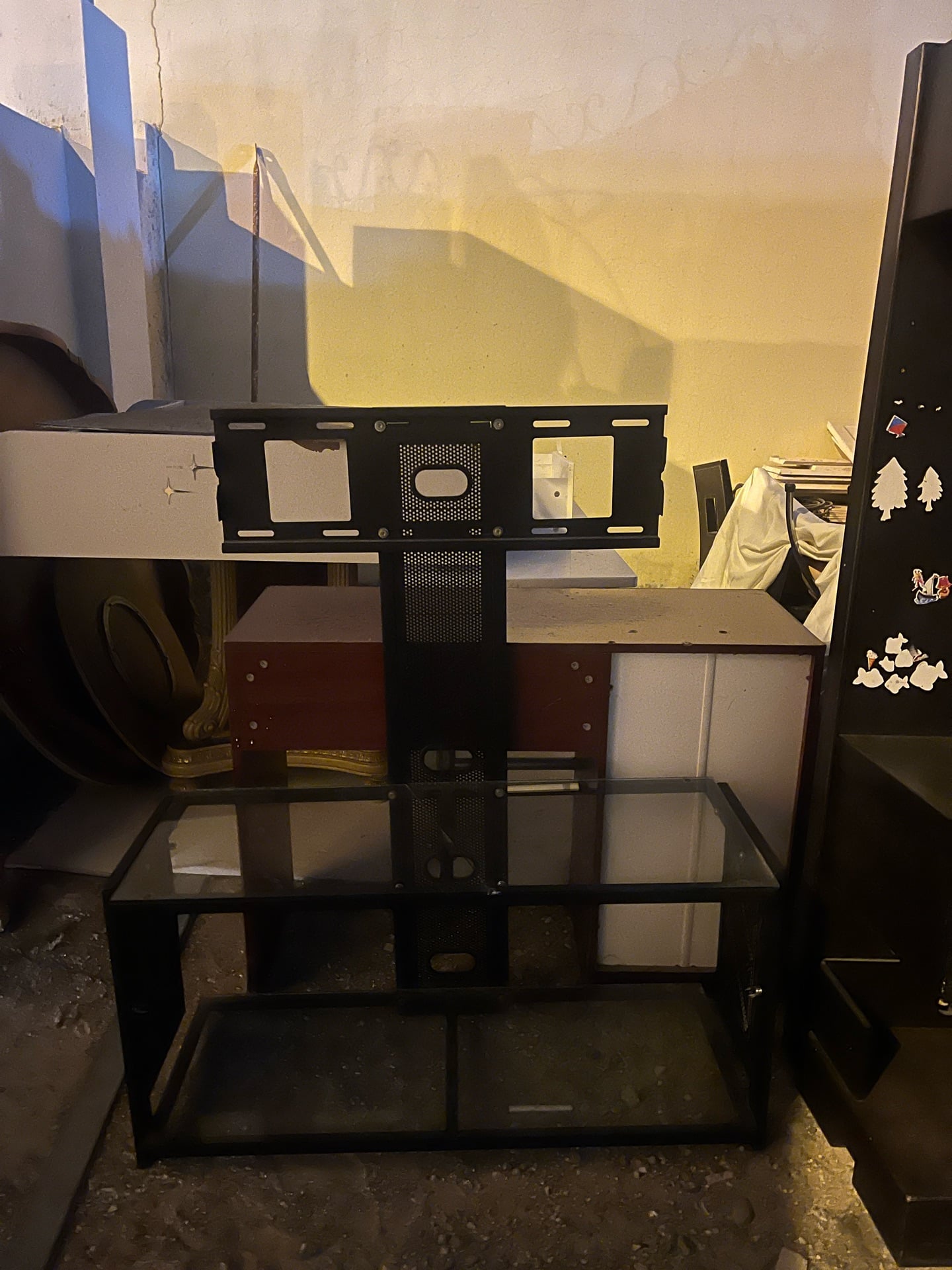 TV STAND AND WRACKS - Image 1