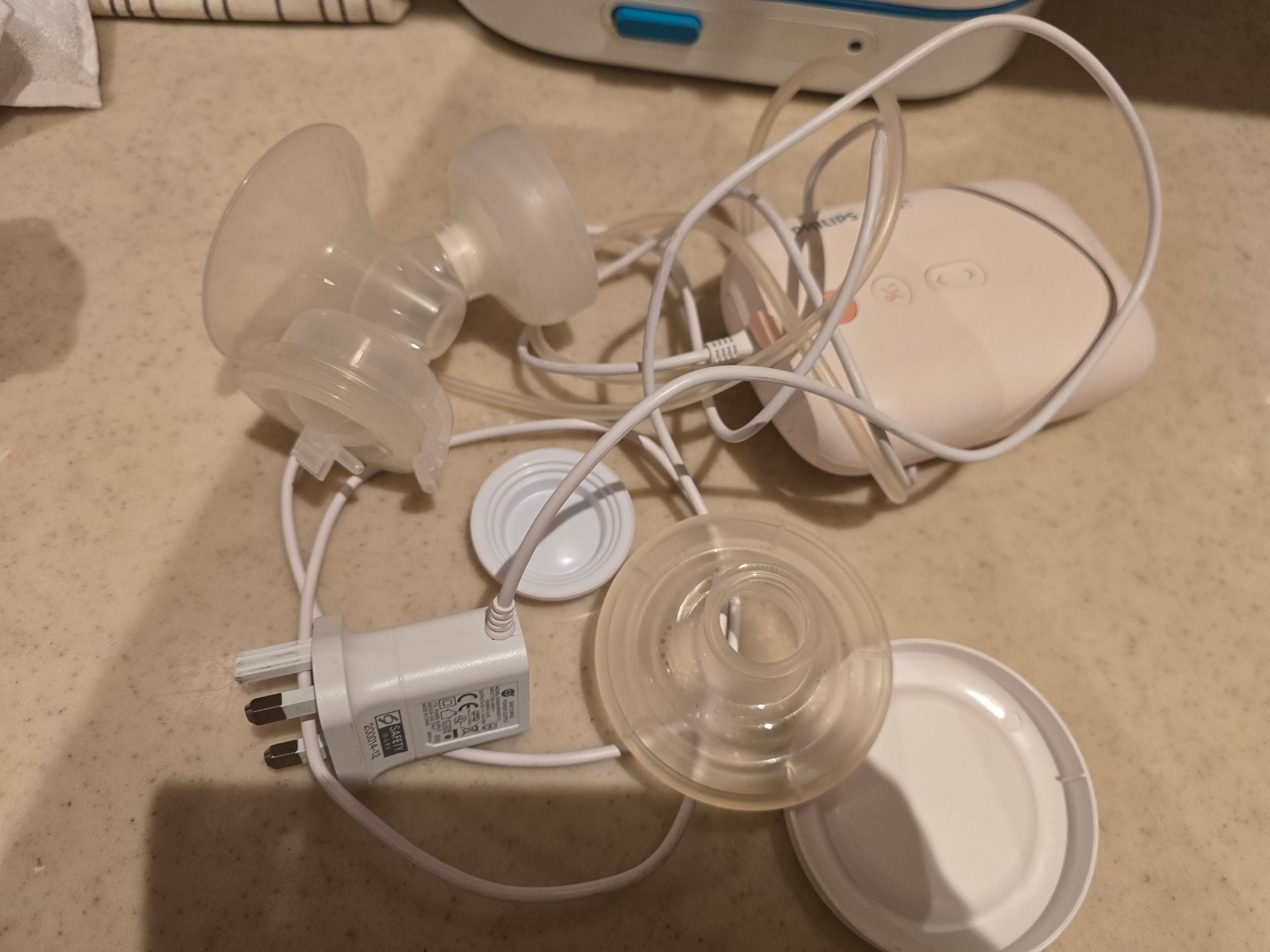 Philips breastpump + accessories  - Image 2