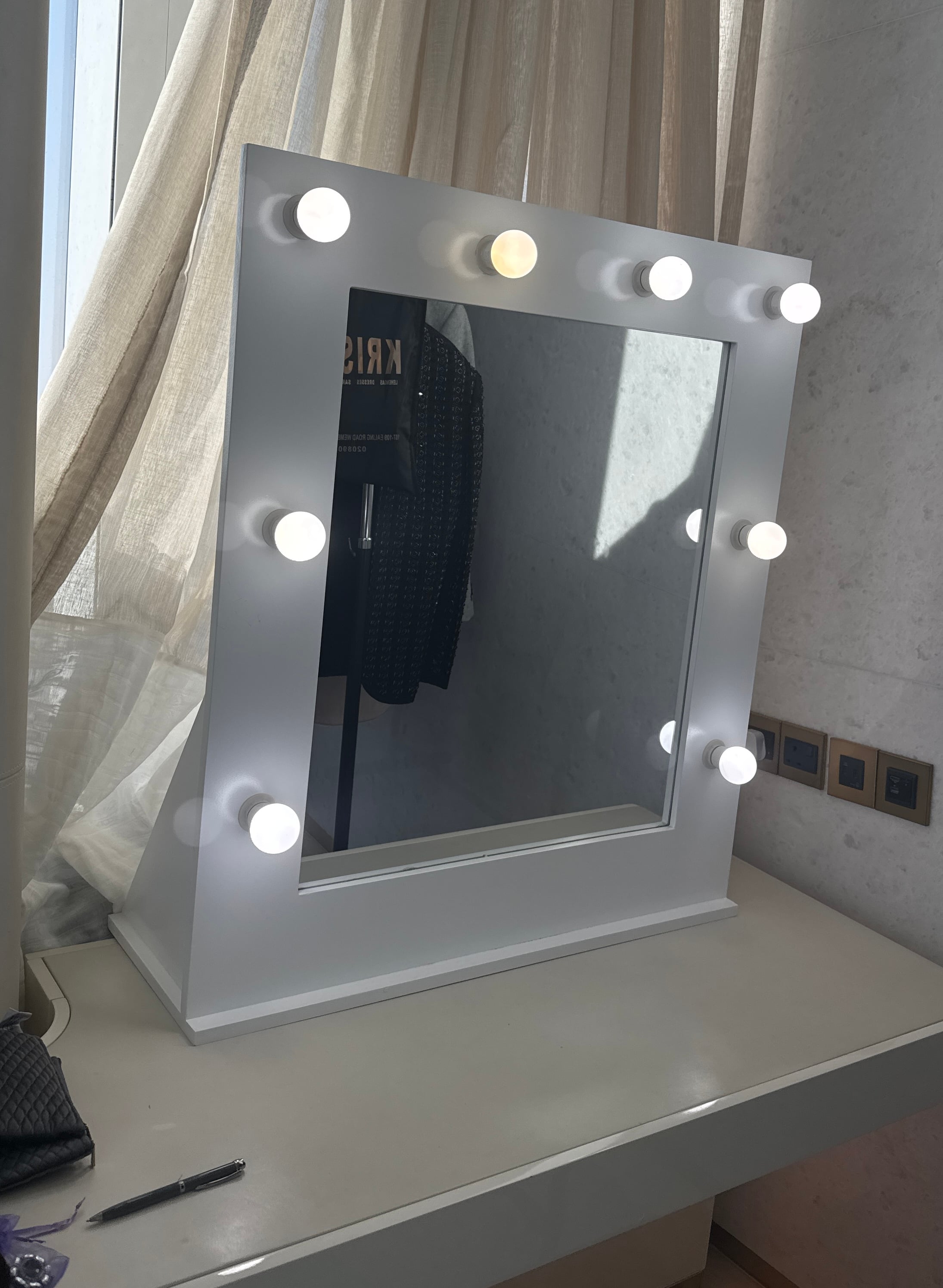 Big new makeup mirror with bulbs - Image 1