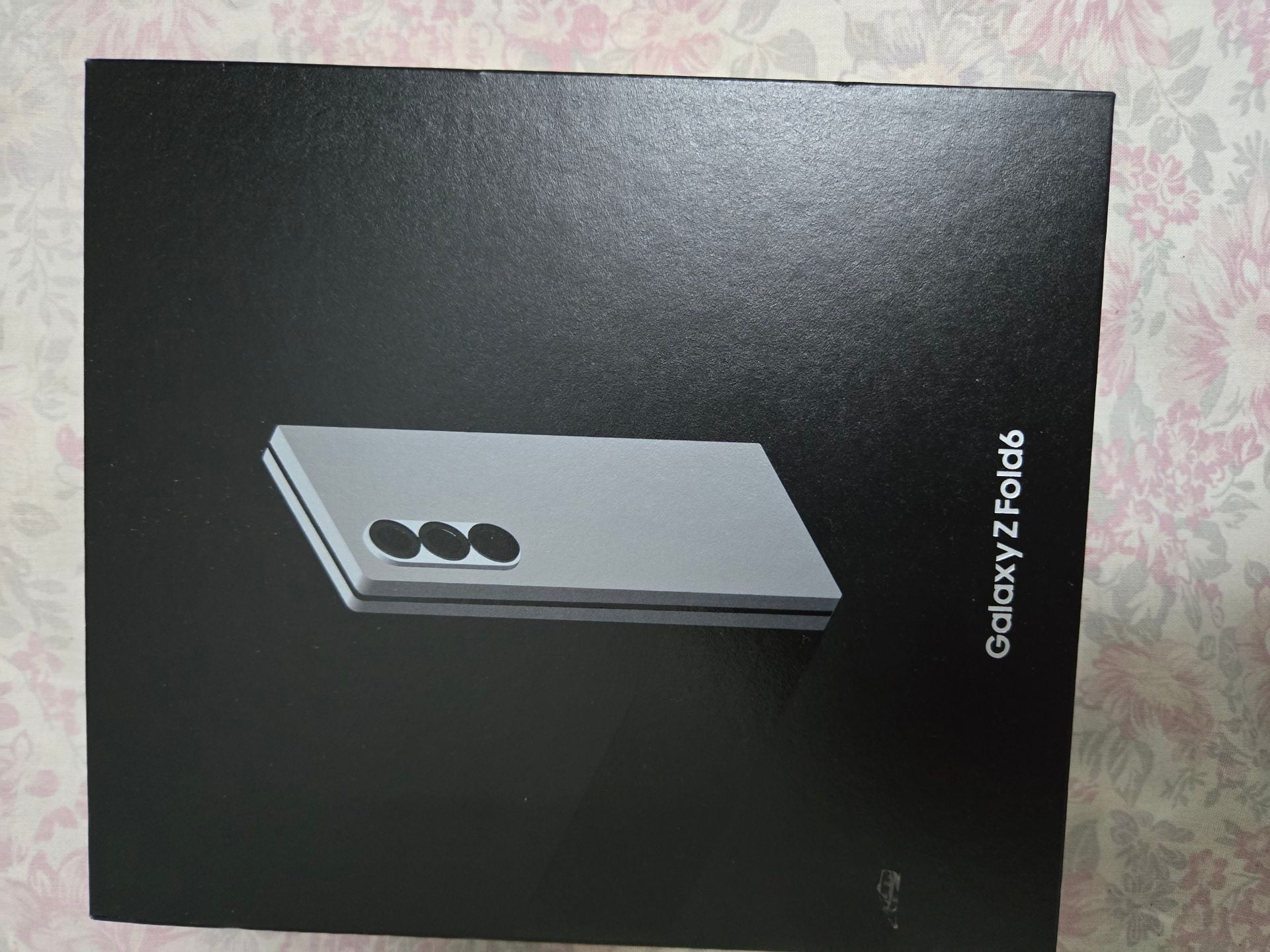 Samsung fold 6 gray excellent  - Image 4
