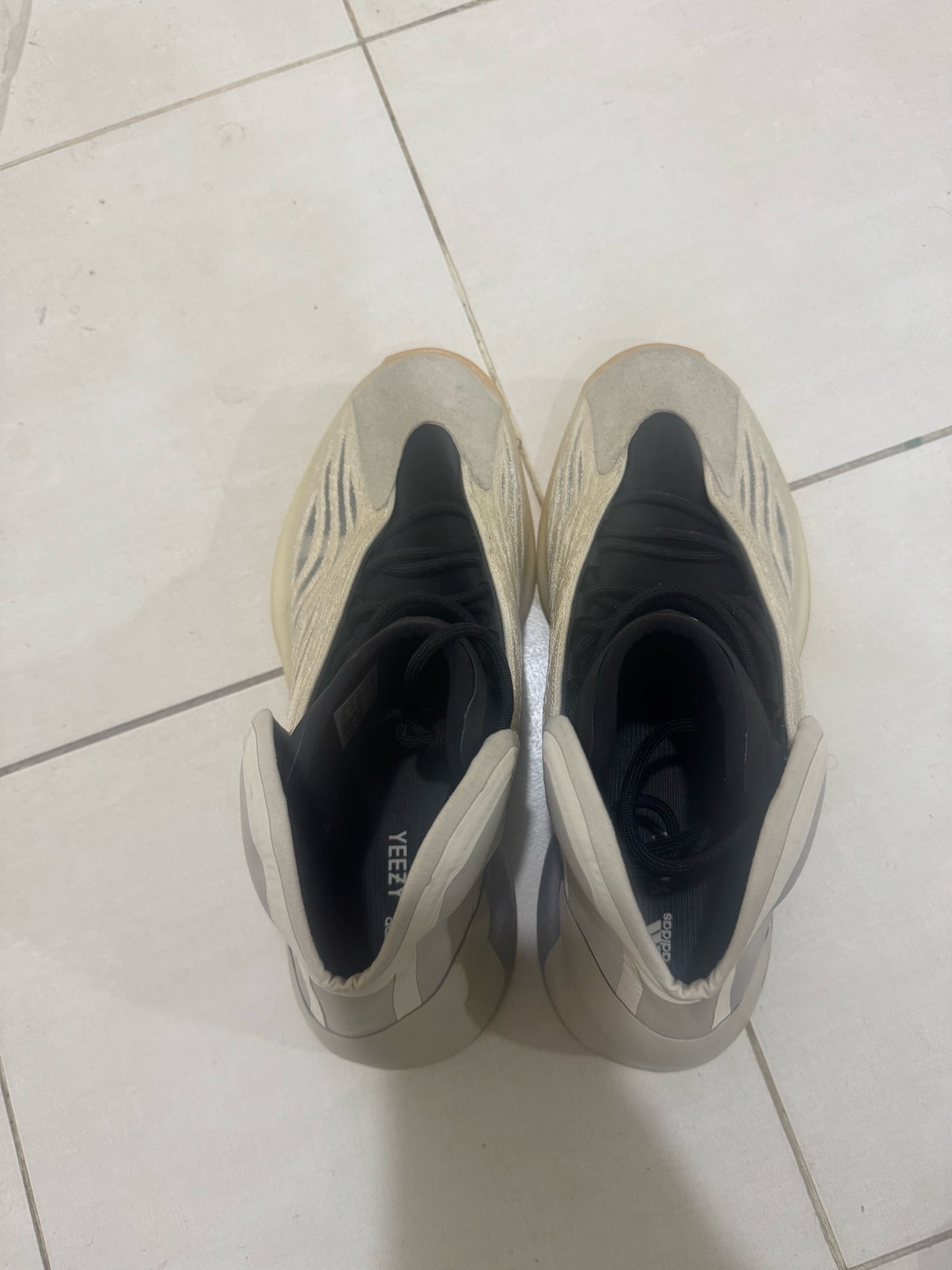 حذاء Yeezy adidas للرجال مقاس 46، مستخدم مرتين فقط، 350 - Image 6