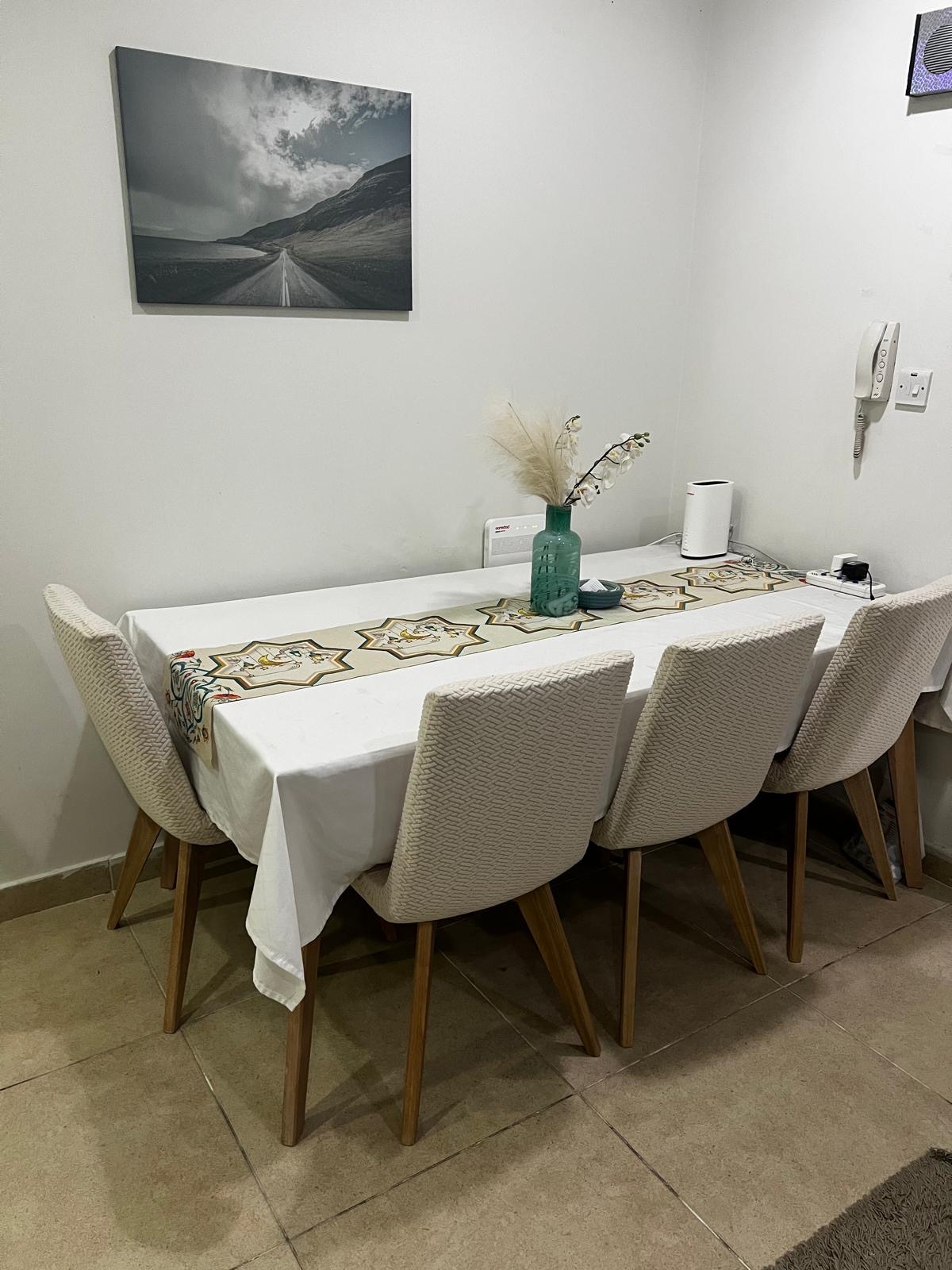 Dining table with 4 chairs , 700-800 QR - Image 6