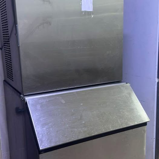 Commercial ice making machines - Image 1