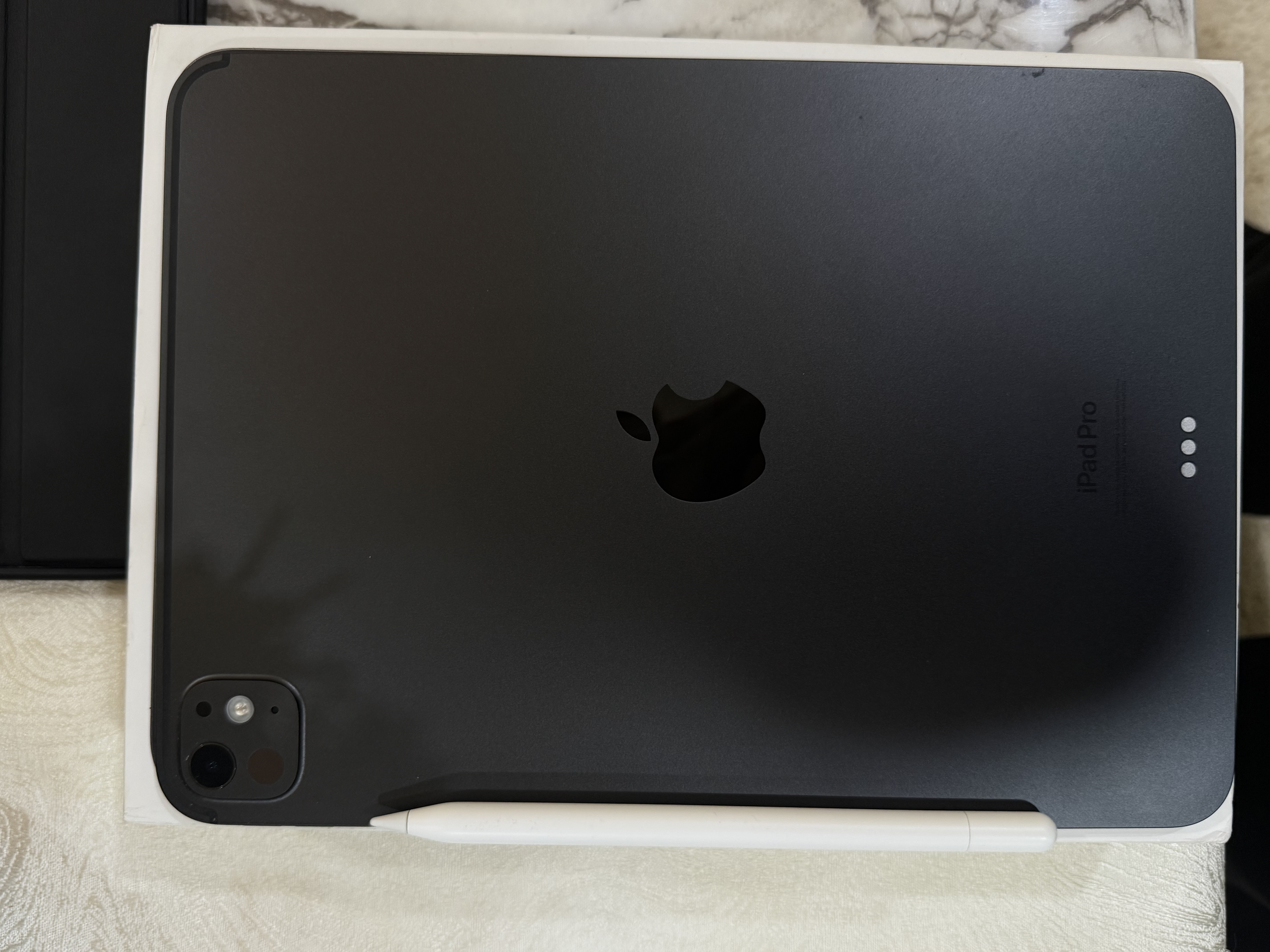 Ipad pro (M4) along with the accessories  - Image 2