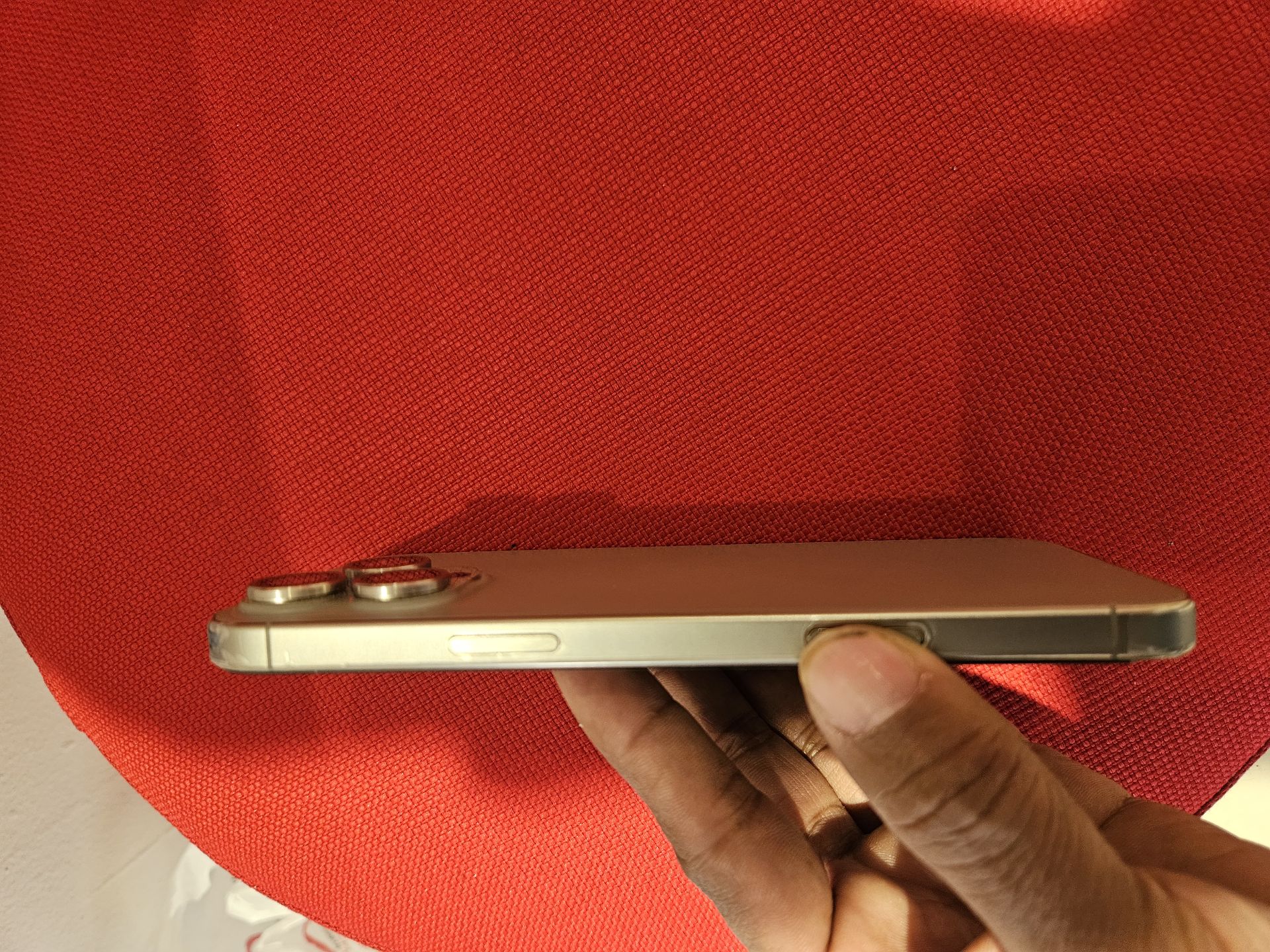 iPhone 16 Pro Max - Image 2