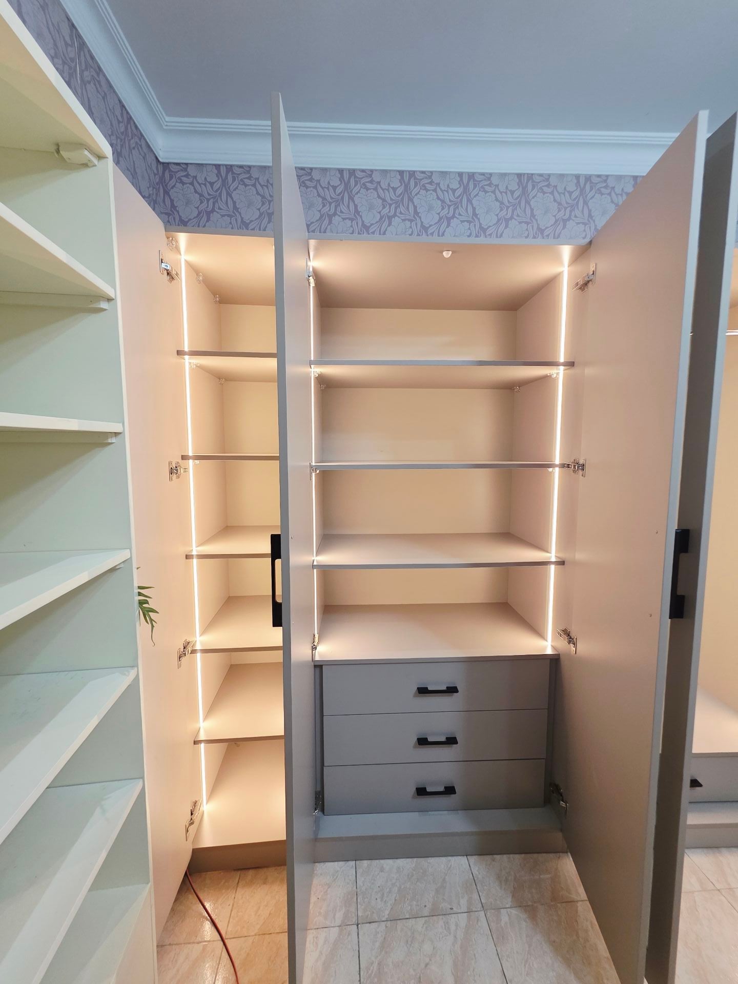 7 Door cabinet like new  - Image 7