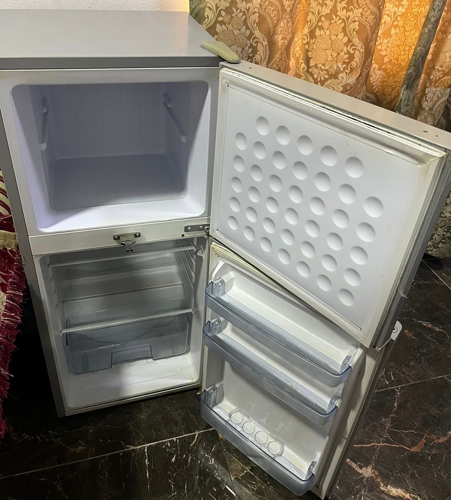 A neat fridge in perfect condition for sale - Image 3