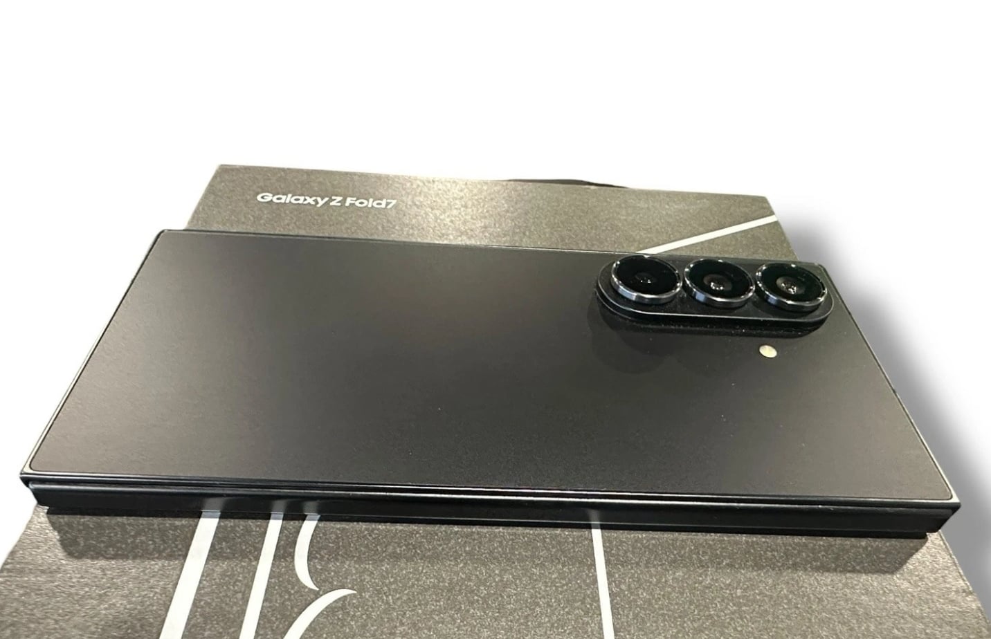 Samsung Galaxy Z Fold 7 Like new condition 256GB Black - Image 5