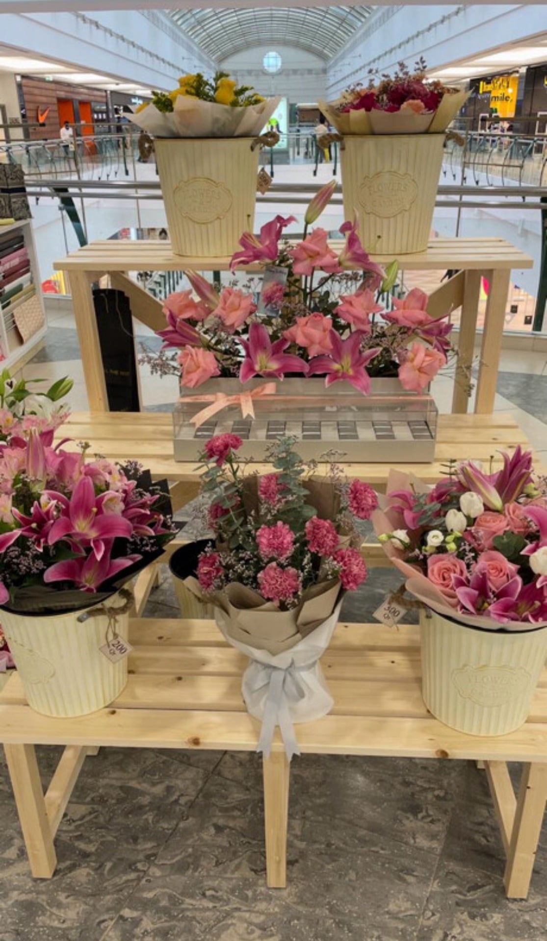 A kiosk is suitable for flowers, coffee, or perfumes. - Image 6