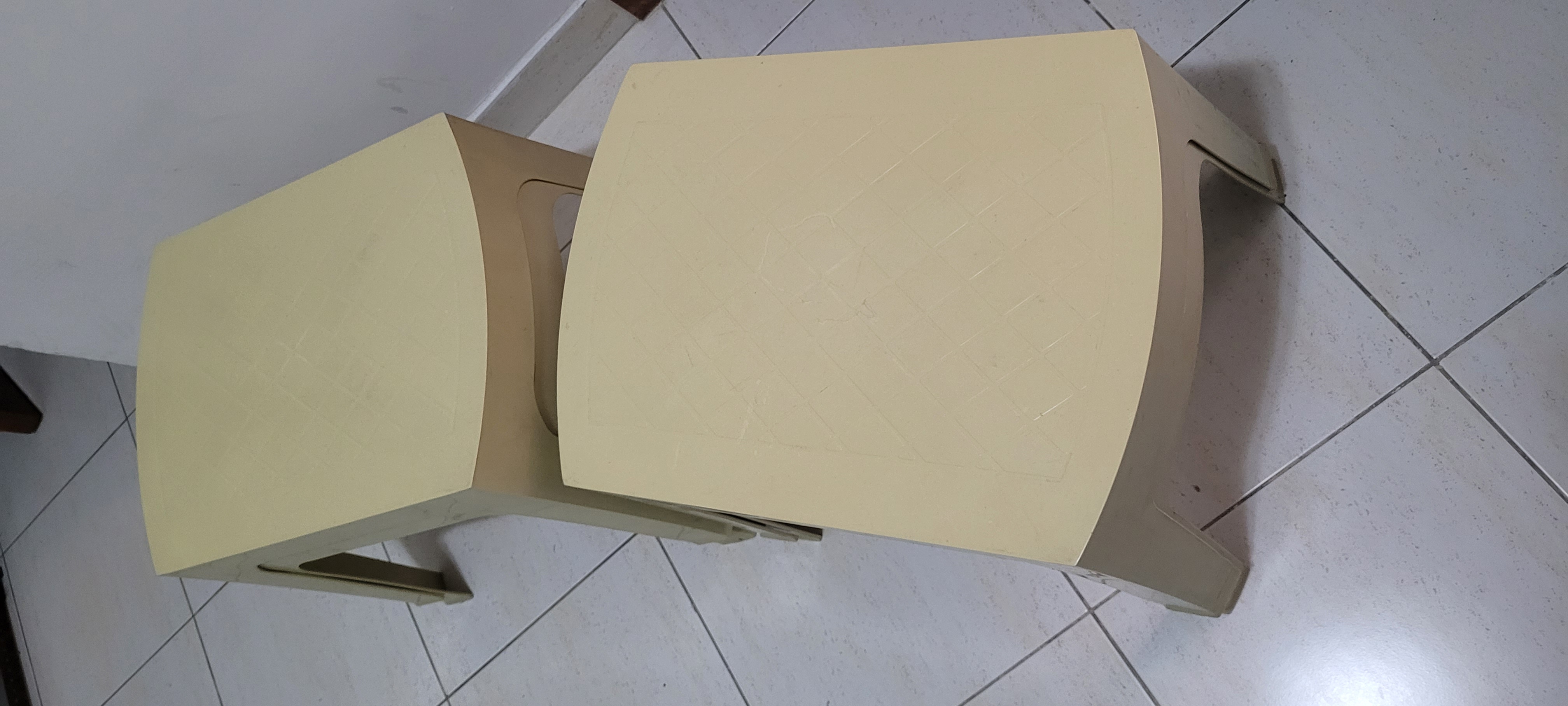4 Small plastic tables - Image 3