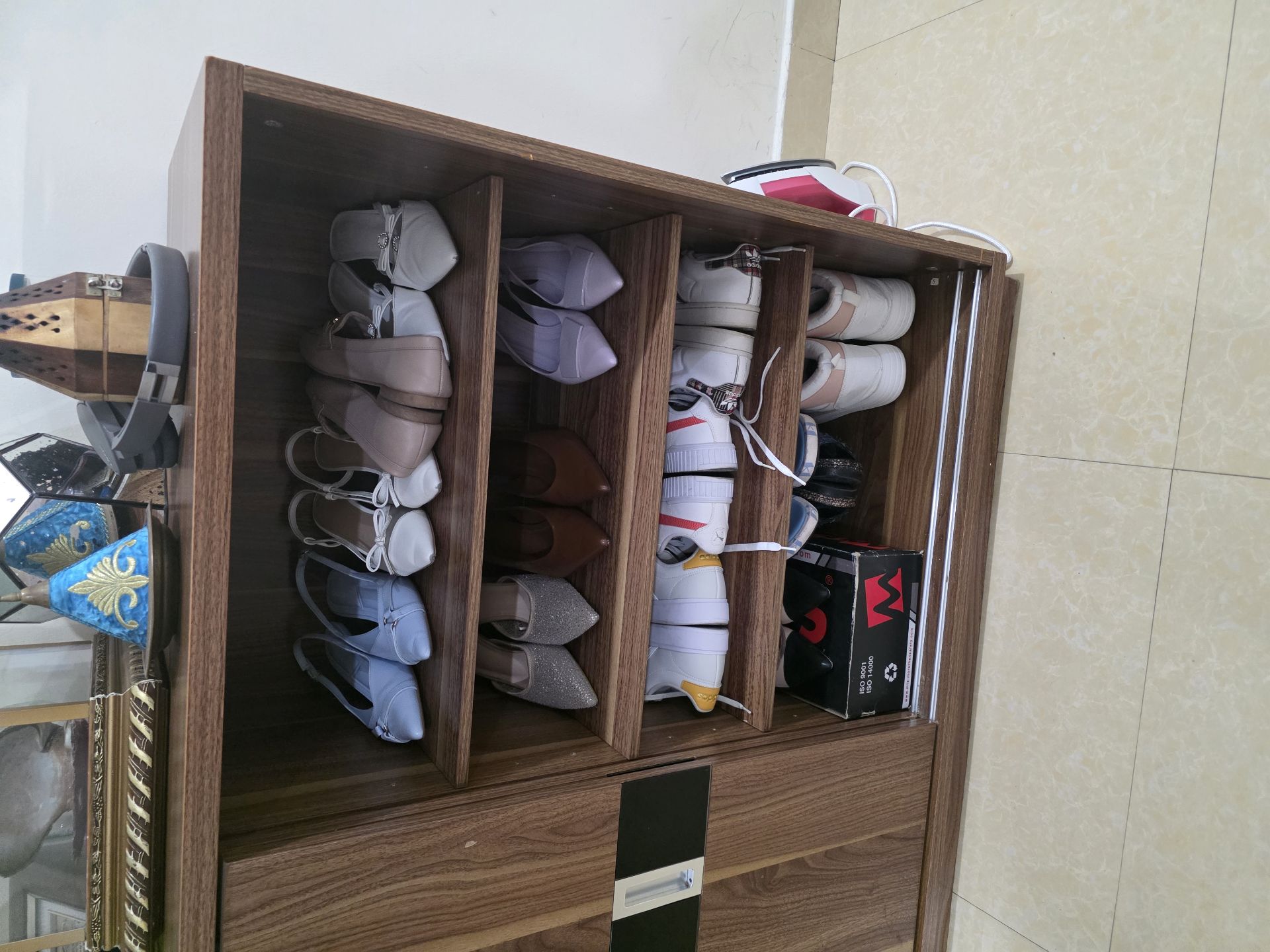 Shoes cabinet - Image 1