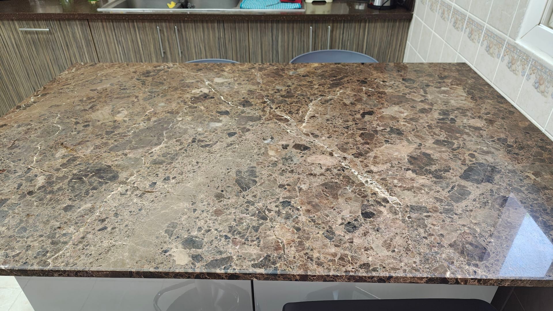 Marble top Kitchen breakfast bar with 4 chairs - Image 5