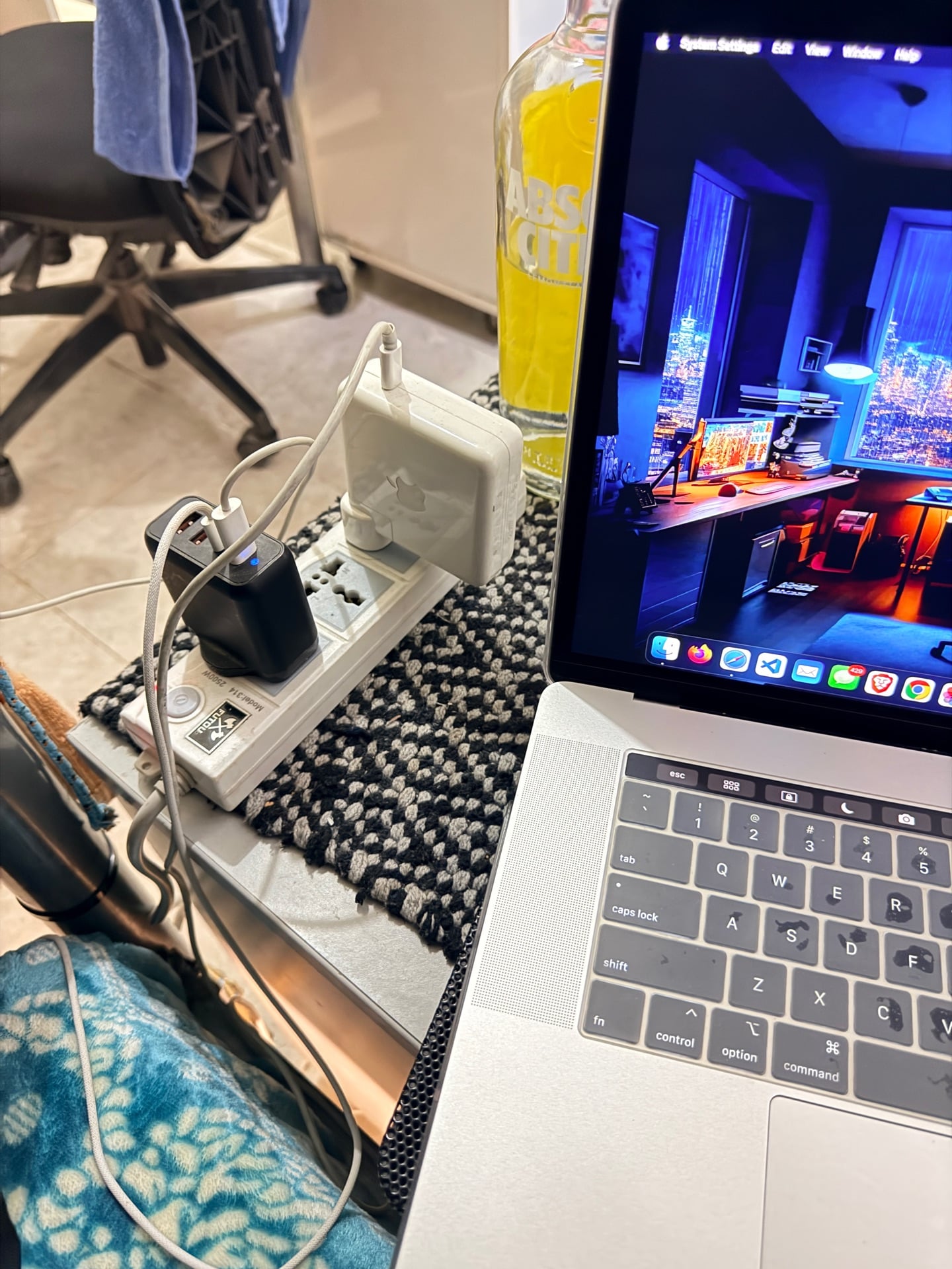 MacBook Pro 2018 TouchBar 32 RAM and 512 GB ROM with Case and magnetic mobile hl - Image 9