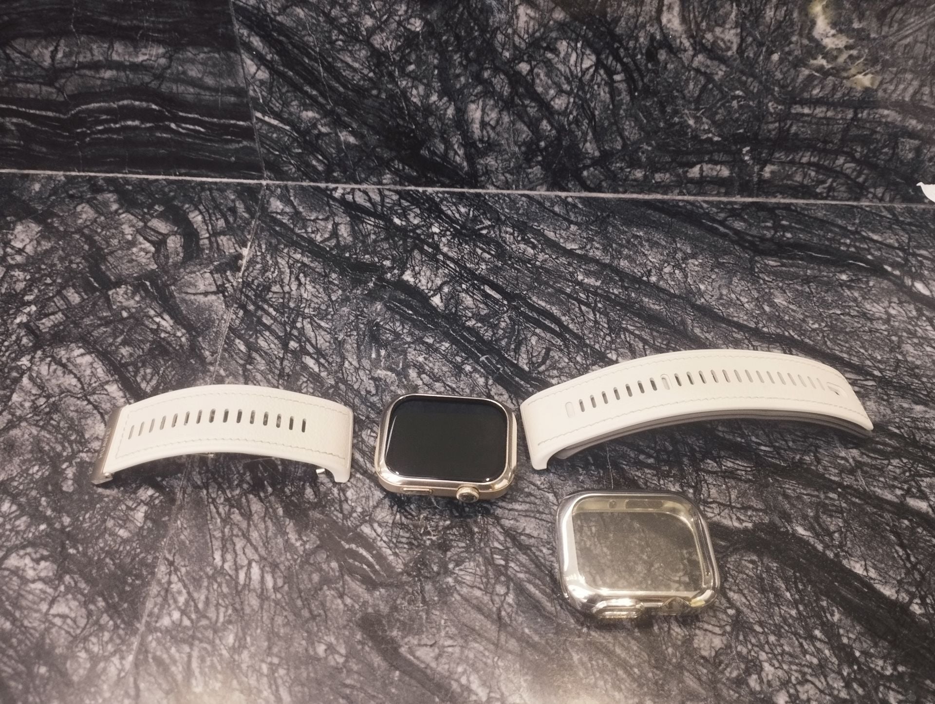 Huawei D2 watch in Rose Gold  - Image 3