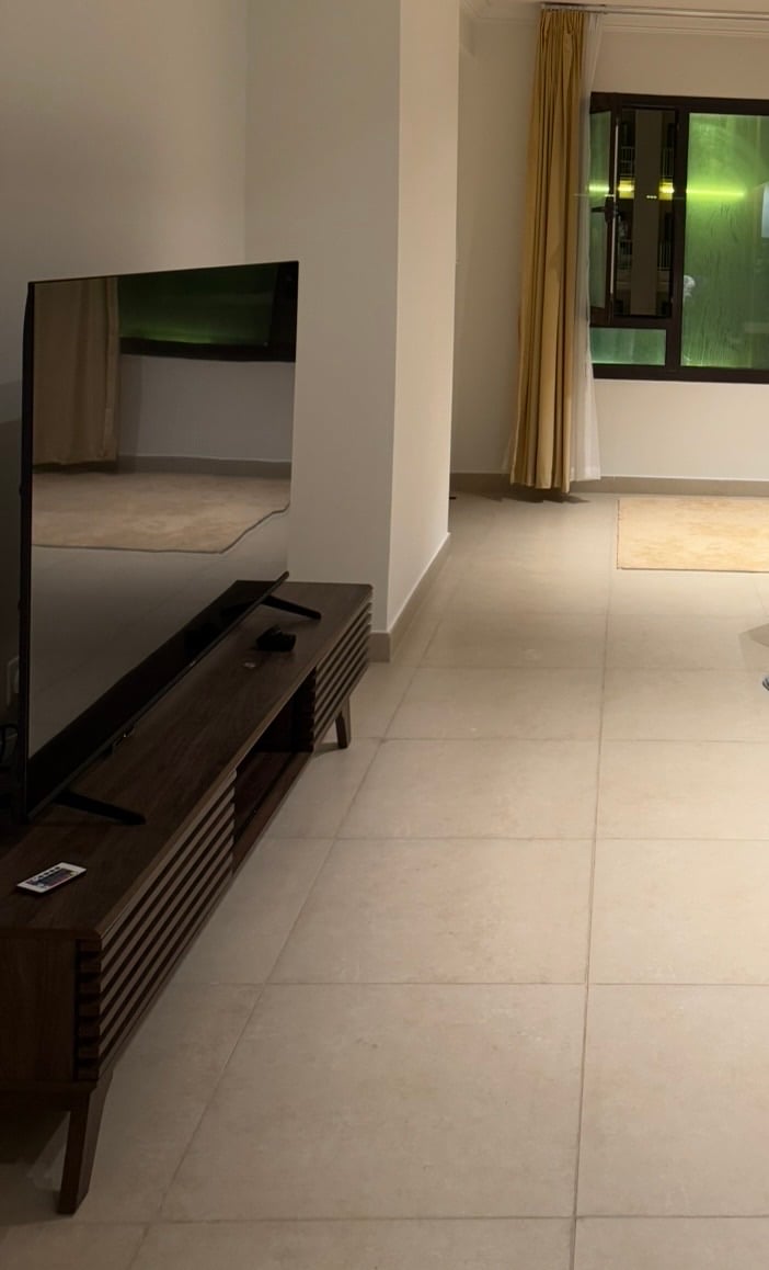 تلفزيون Hisense 4K سمارت 65 بوصة فخم + طاولة - Image 6