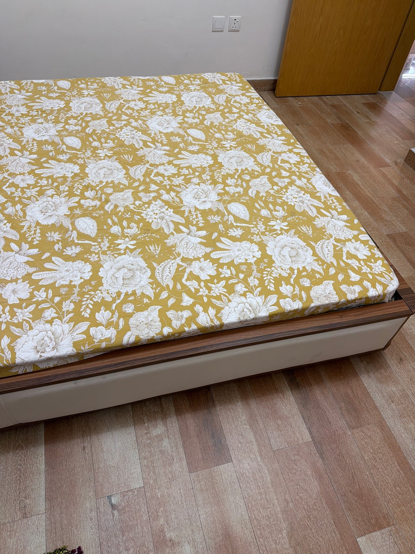 Bed with mattress for sale - Image 2