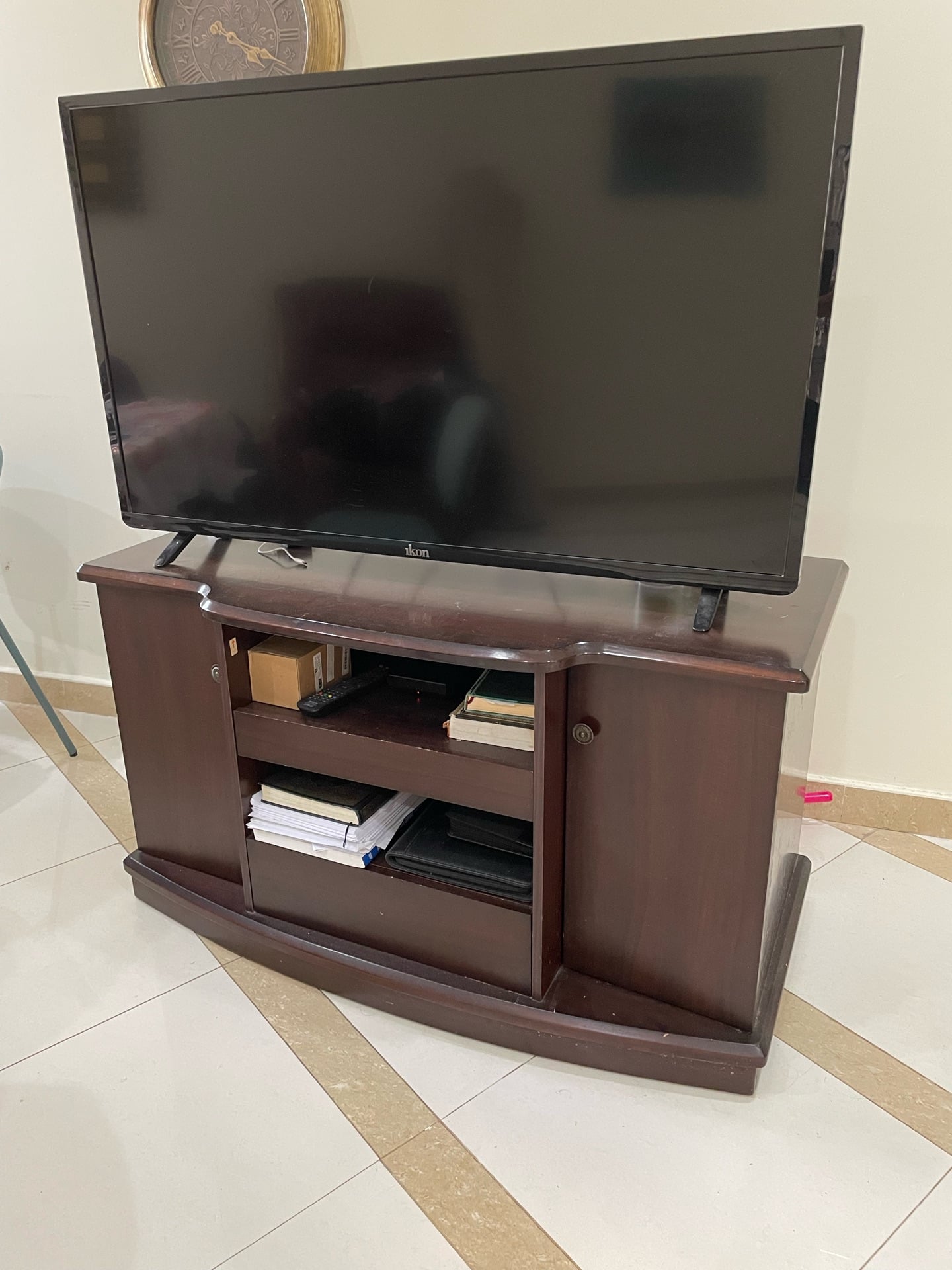 TV stand - Image 2