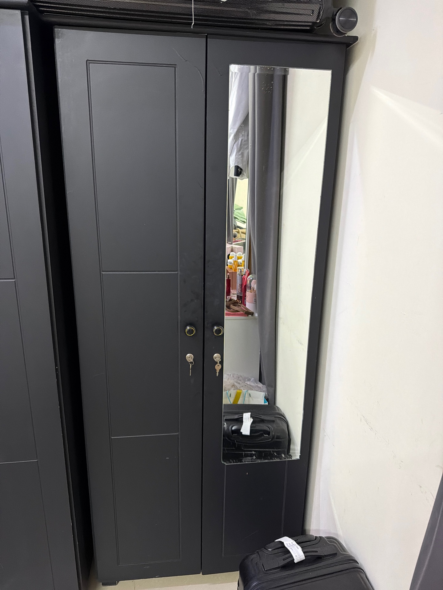 Cabinet 3 doors 250qr Cabinet 2 doors 150qar - Image 2