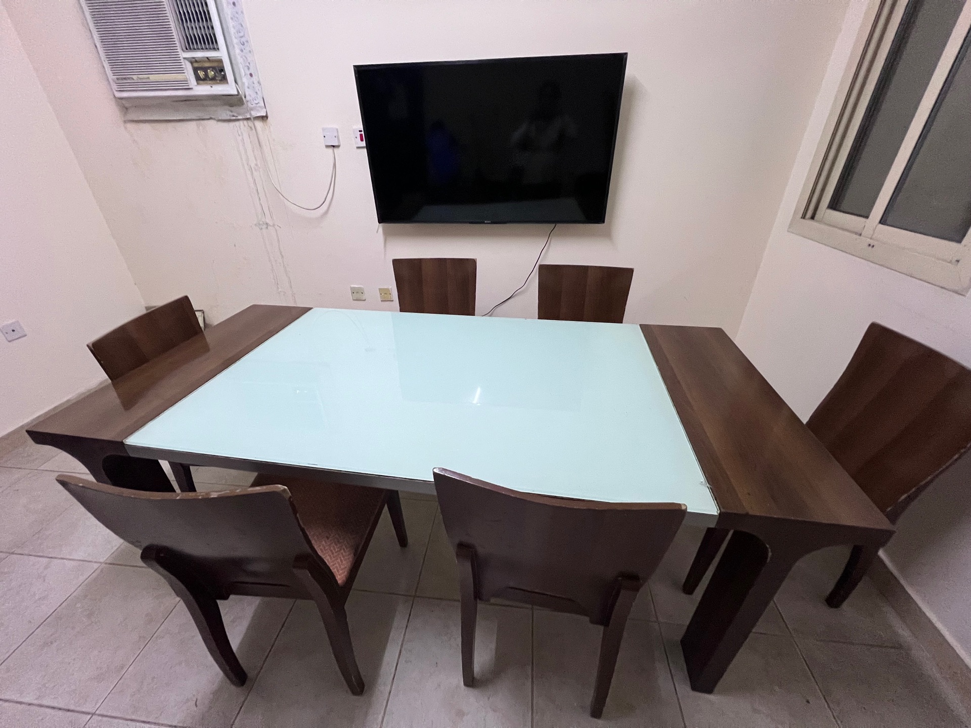 Dining table with six chairs  - Image 4