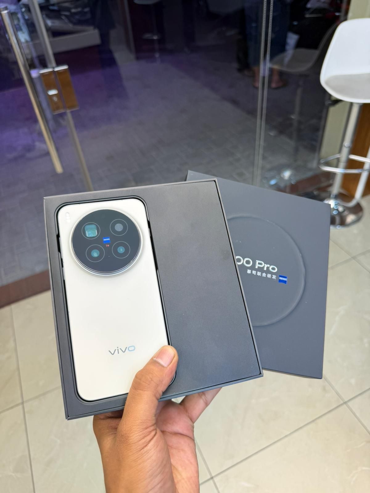 Vivo 300pro 512gb - Image 1