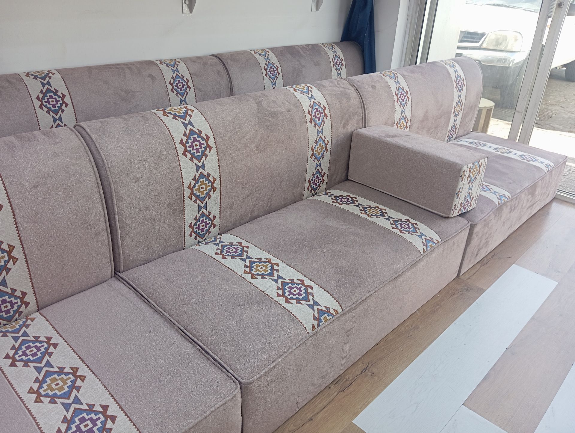 Majlis Sofa Set 10 metre only 2000 qar - Image 7