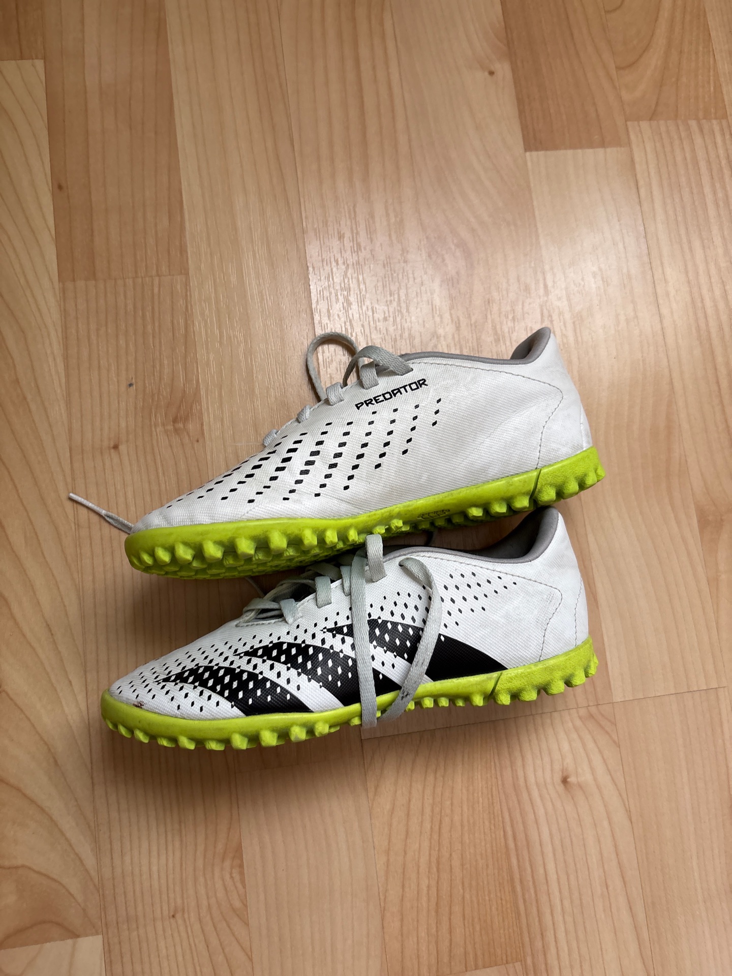 Size 33 euro kids football shoes - Image 3