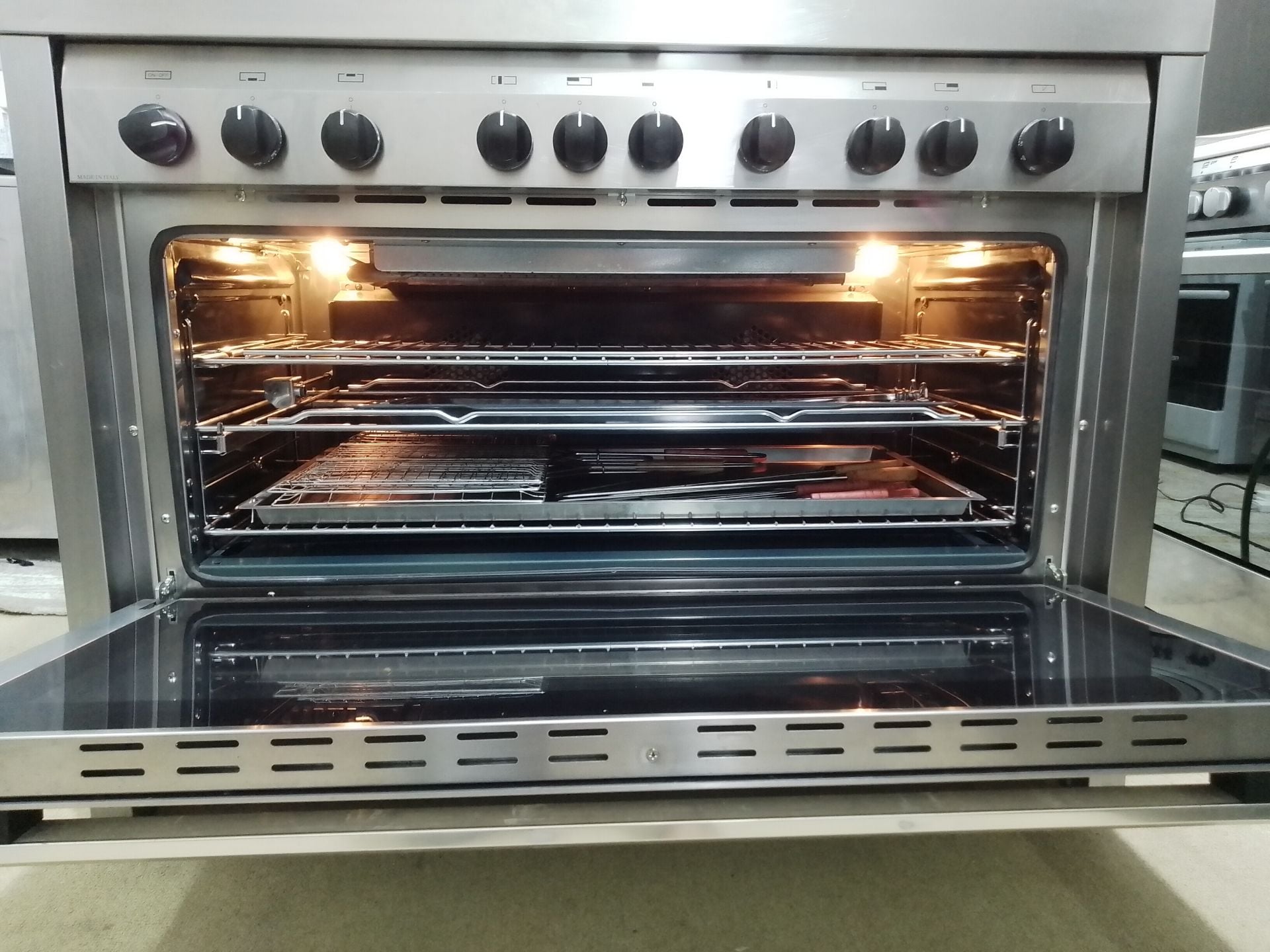 Italian 6 burner full gas cooking Renge sell  - Image 3