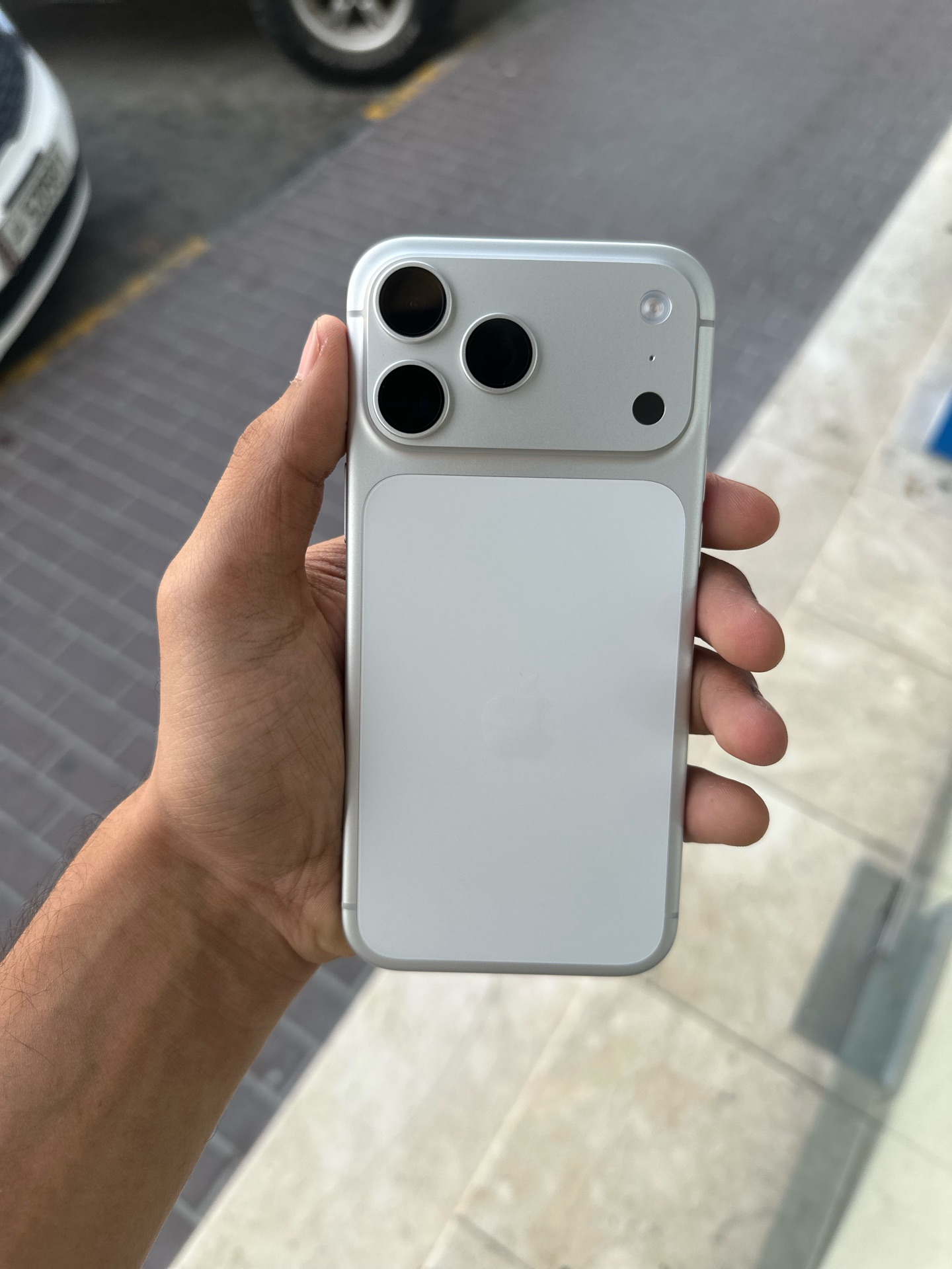 Iphone 17 pro max silver - Image 3