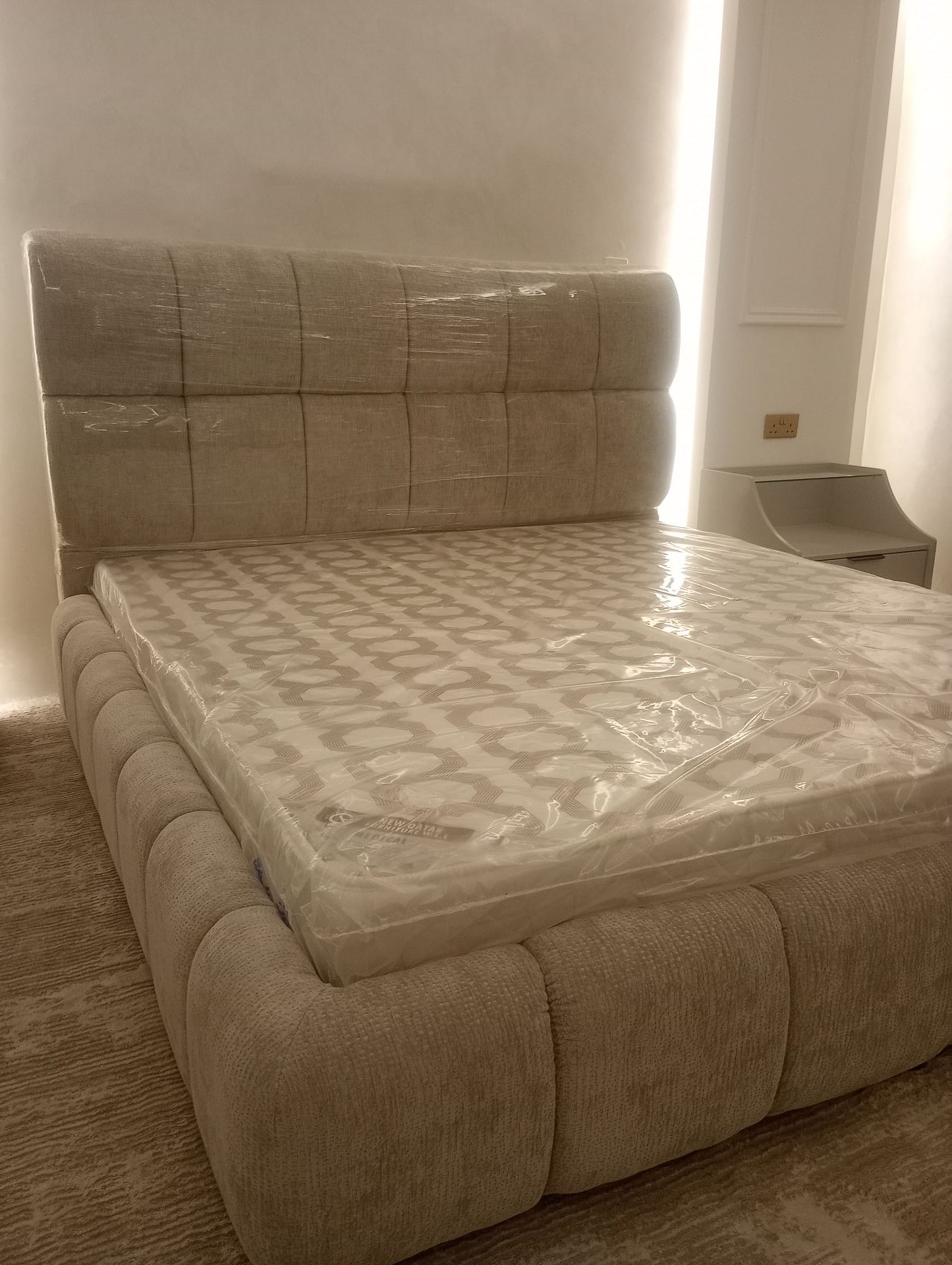King size bed cabinet - Image 1
